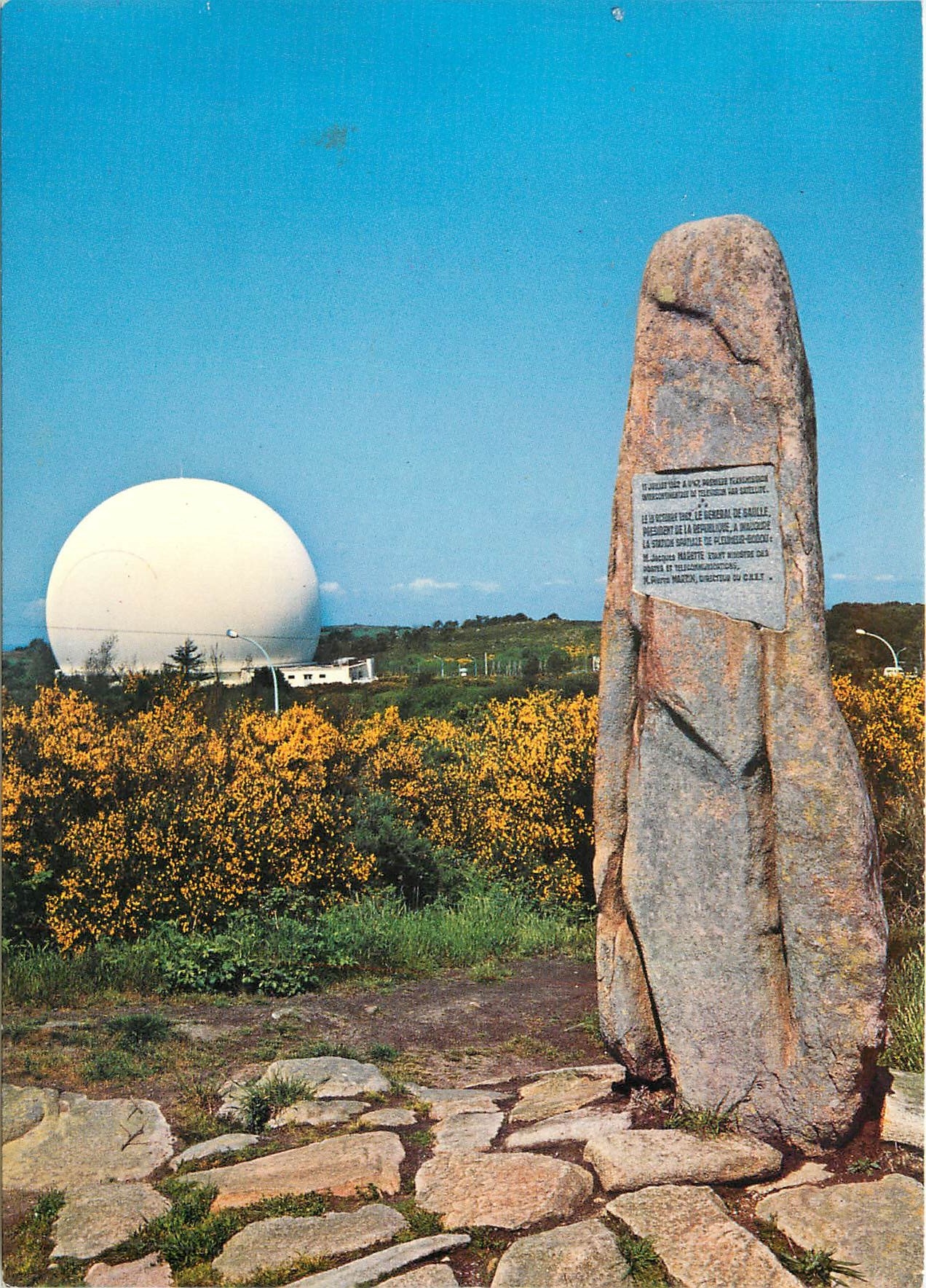 CPM Pleumeur Bodou Centre de telecommunications par satellites le radome et le menhir