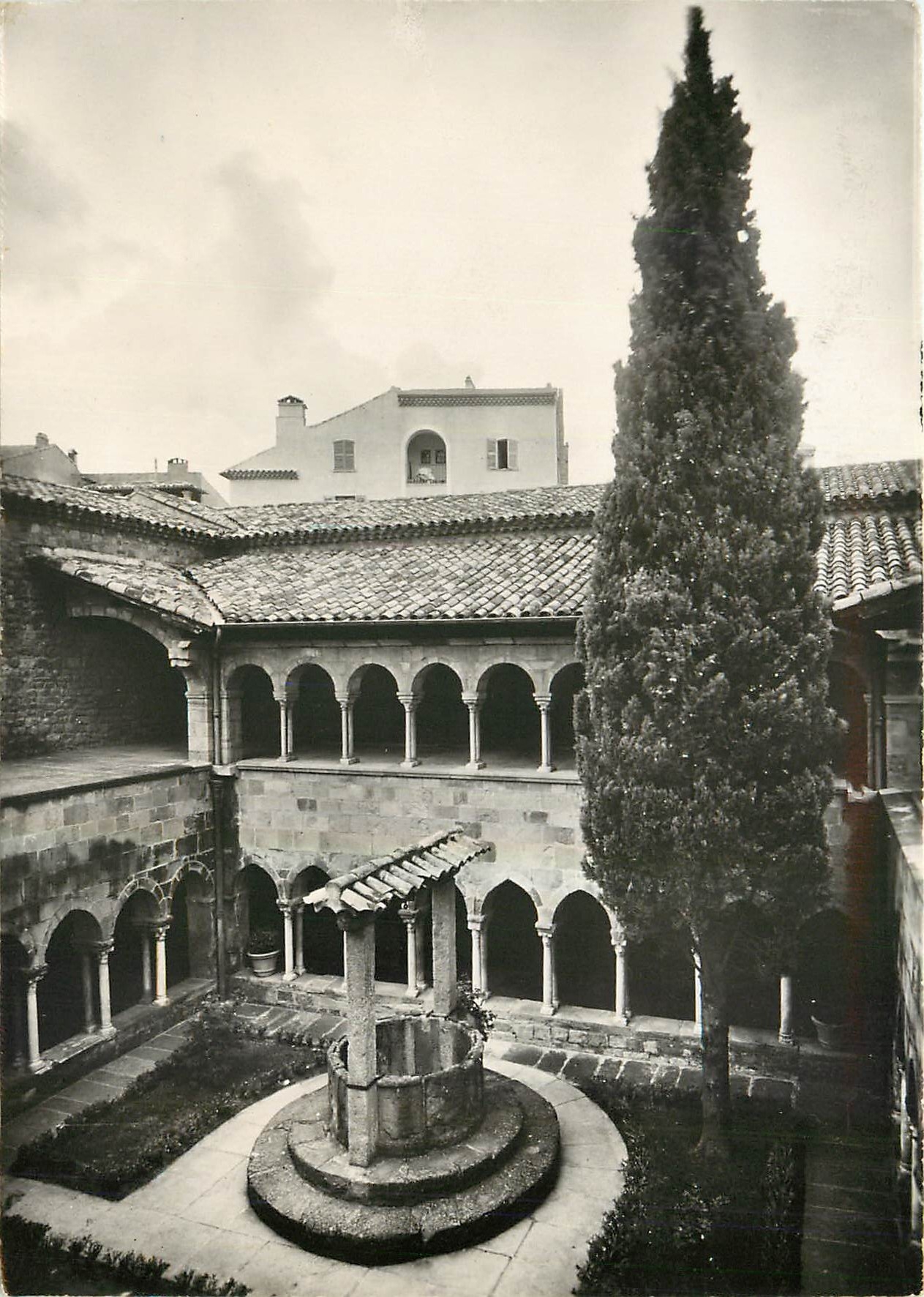 CPM  Frejus (Var) Cloitre de la cathedrale (XII e et XIIIe s) Ensemble Vers le Nord
