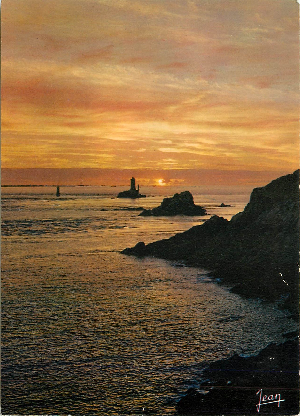 CPM La Bretagne Coucher de Soleil sur la Pointe du Raz au Fond l'Ile de Sein