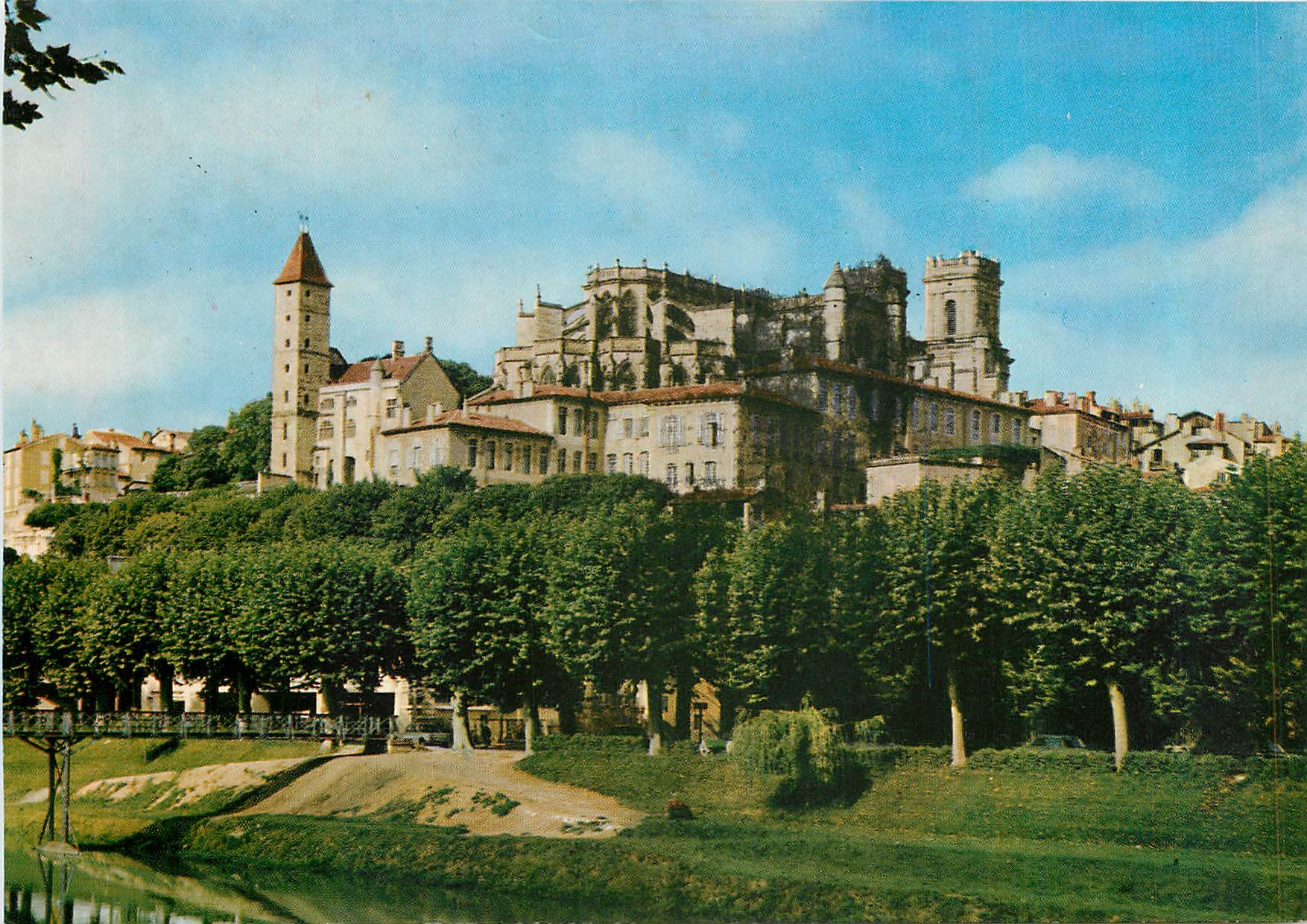 Auch (Gers) — La Basilique Sainte-Marie et la Tour d'Armagnac, vue prise des bords du Gers — Couleurs Naturelles