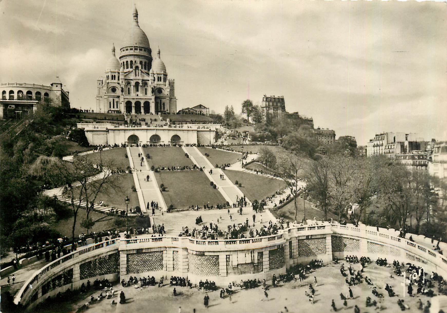 CPM Paris en Flanat Le Sacre Couer de Montmartre et l'escalier monumental