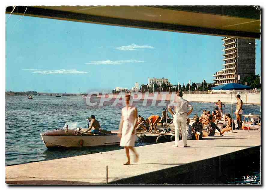 CPM  Vichy (Allier) Lac Allier Depart des Canots au fond pont barrage
