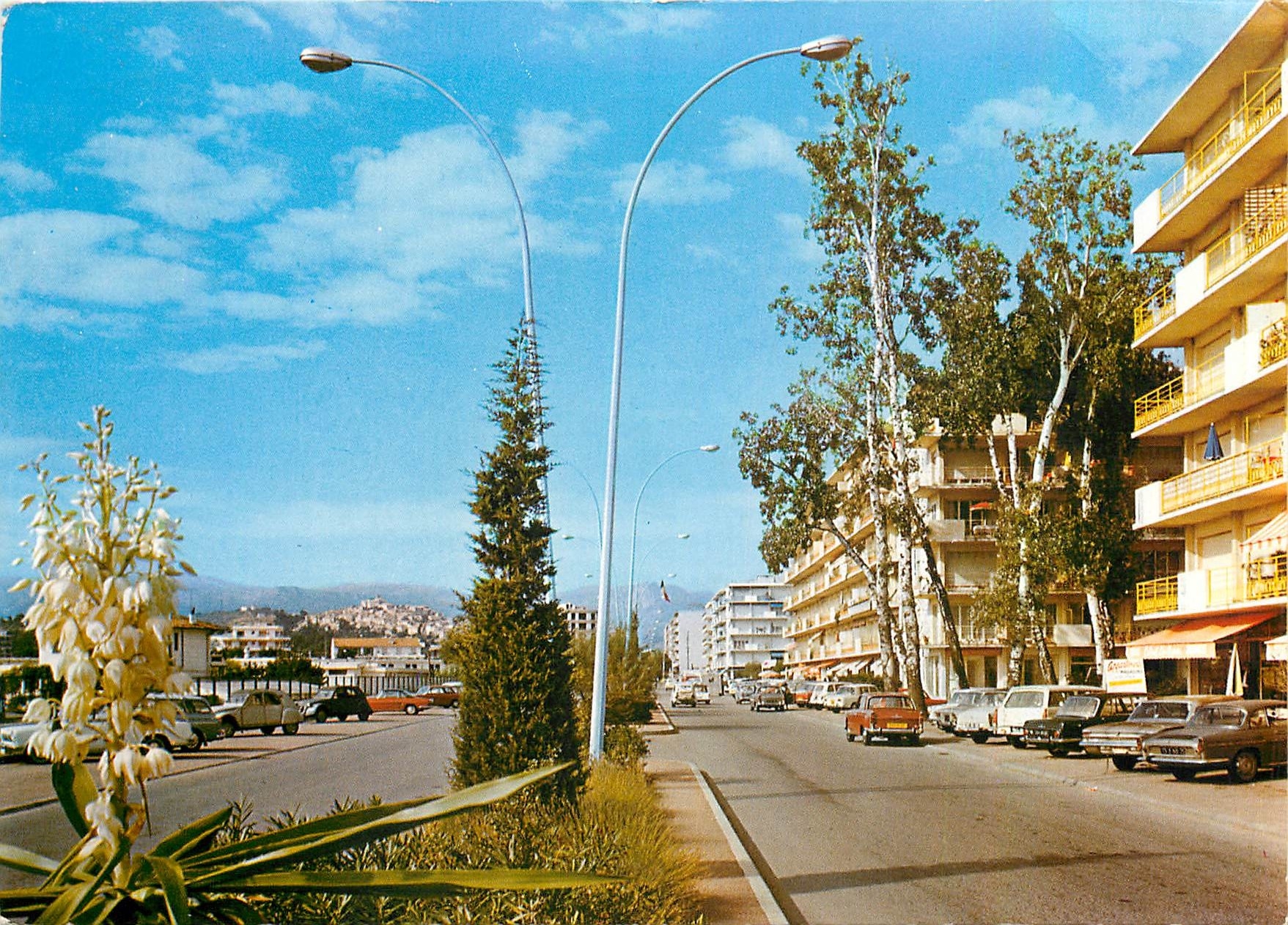 CPM Cote d'Azur Le cros de Cagnes Le Boulevard Kennedy dans le fond le vieux Cagnes