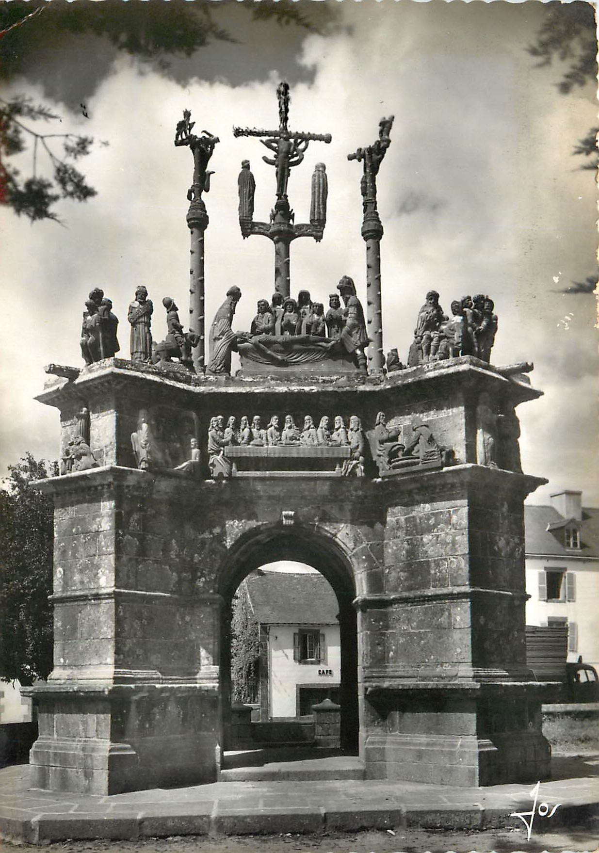 CPM Bretagne Pleyben (Finistere) Le Calvaire de 1555 un des plus anciens et des plus beaux de Bretag