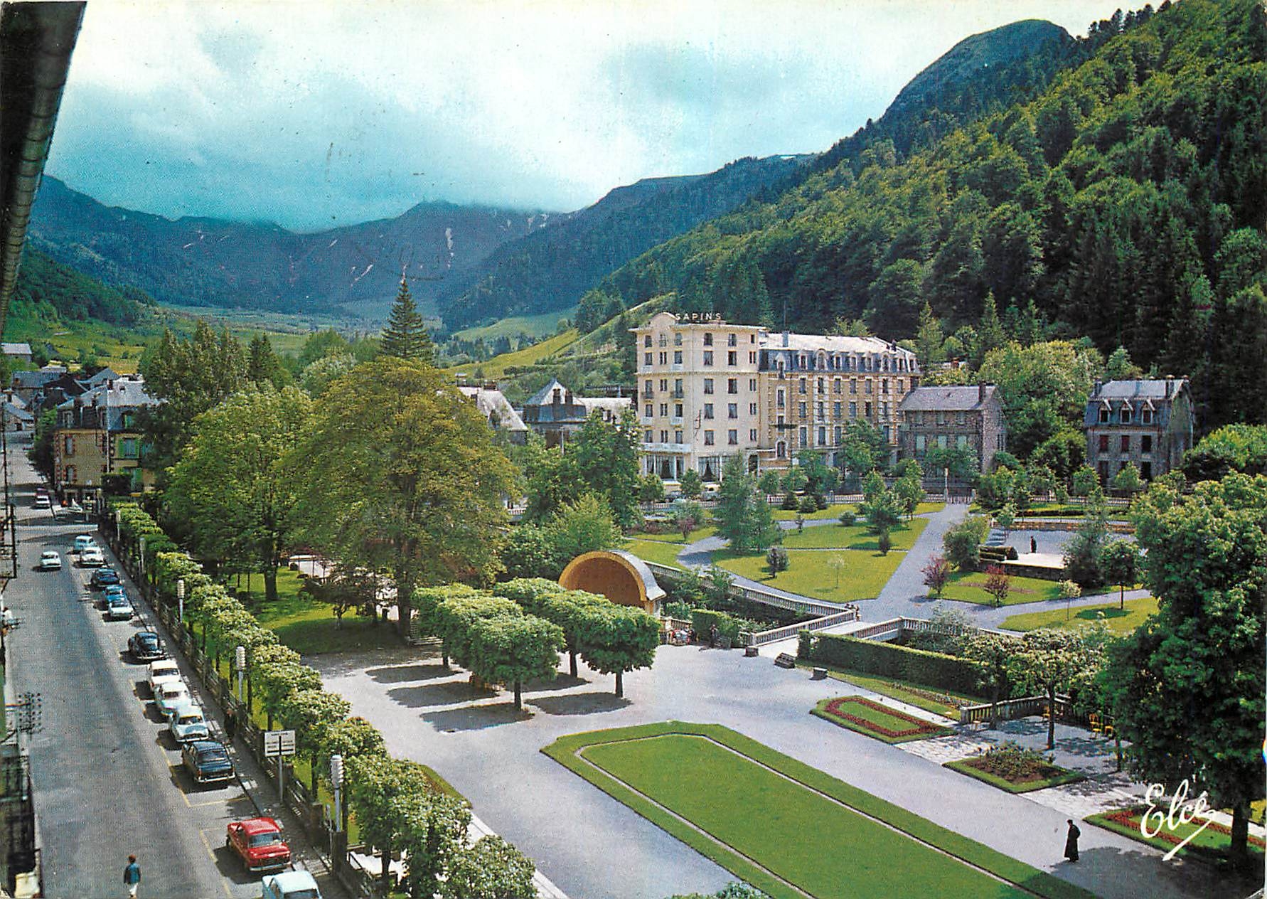 CPM  Le Mont Dore (P de D) Le parc et l'hotel des Sapins au fond la chaine du Saney et le Capucin