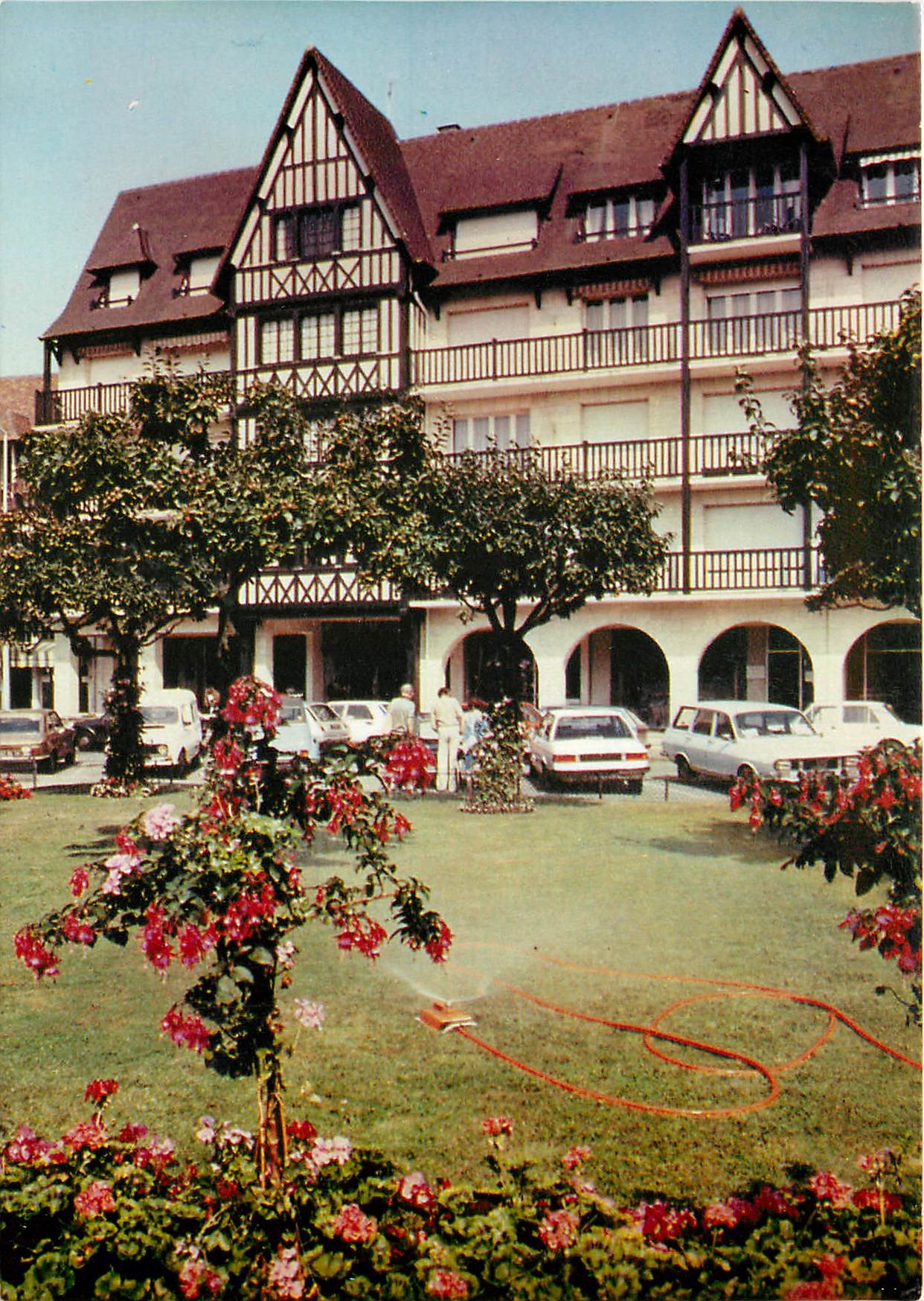 CPM Cote Fleurie Deauville (Calvados) station balneaire mondaine
