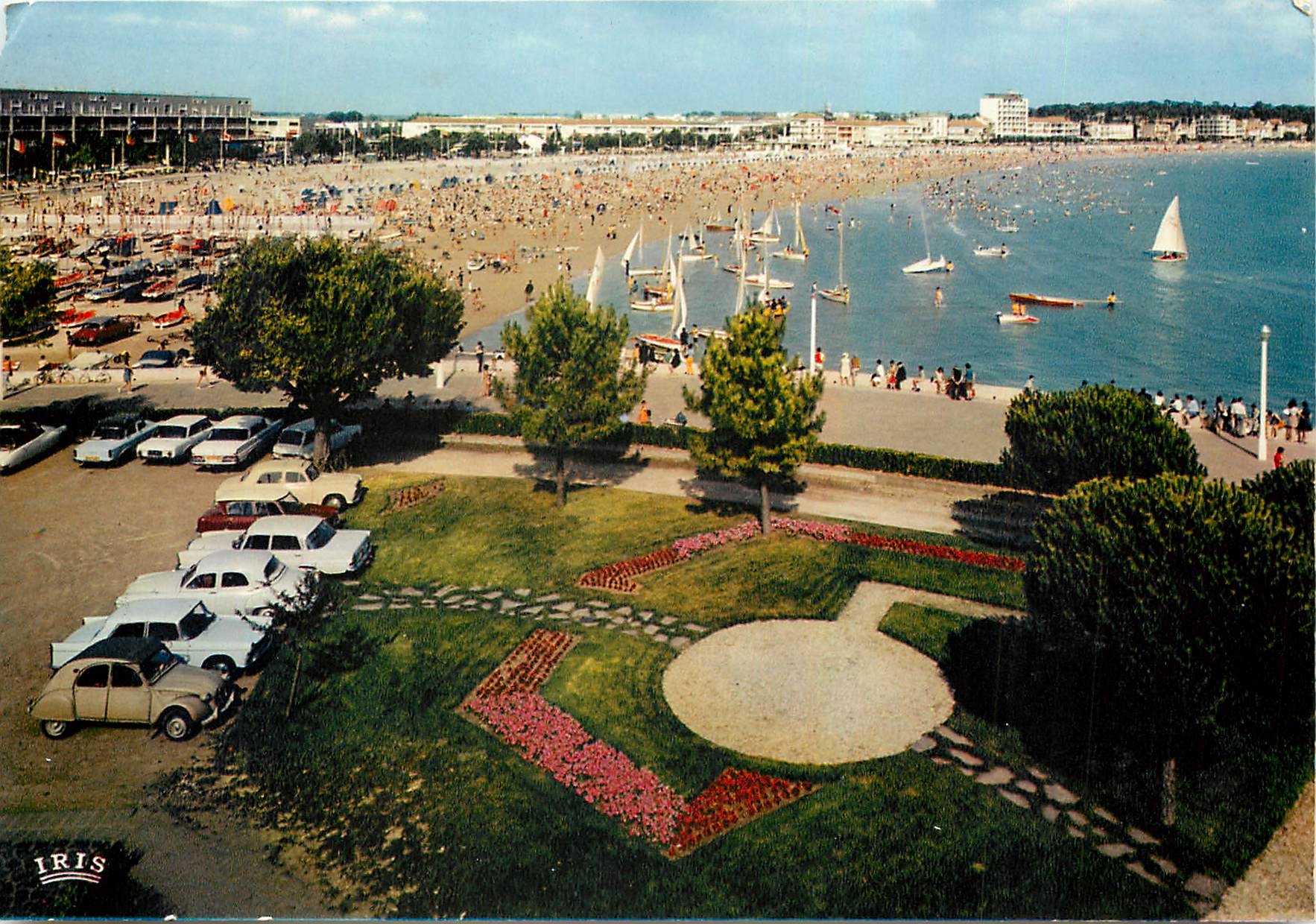 CPM Royan Cote de beaute la plage et le Front de Mer vus des jardinsdu casino