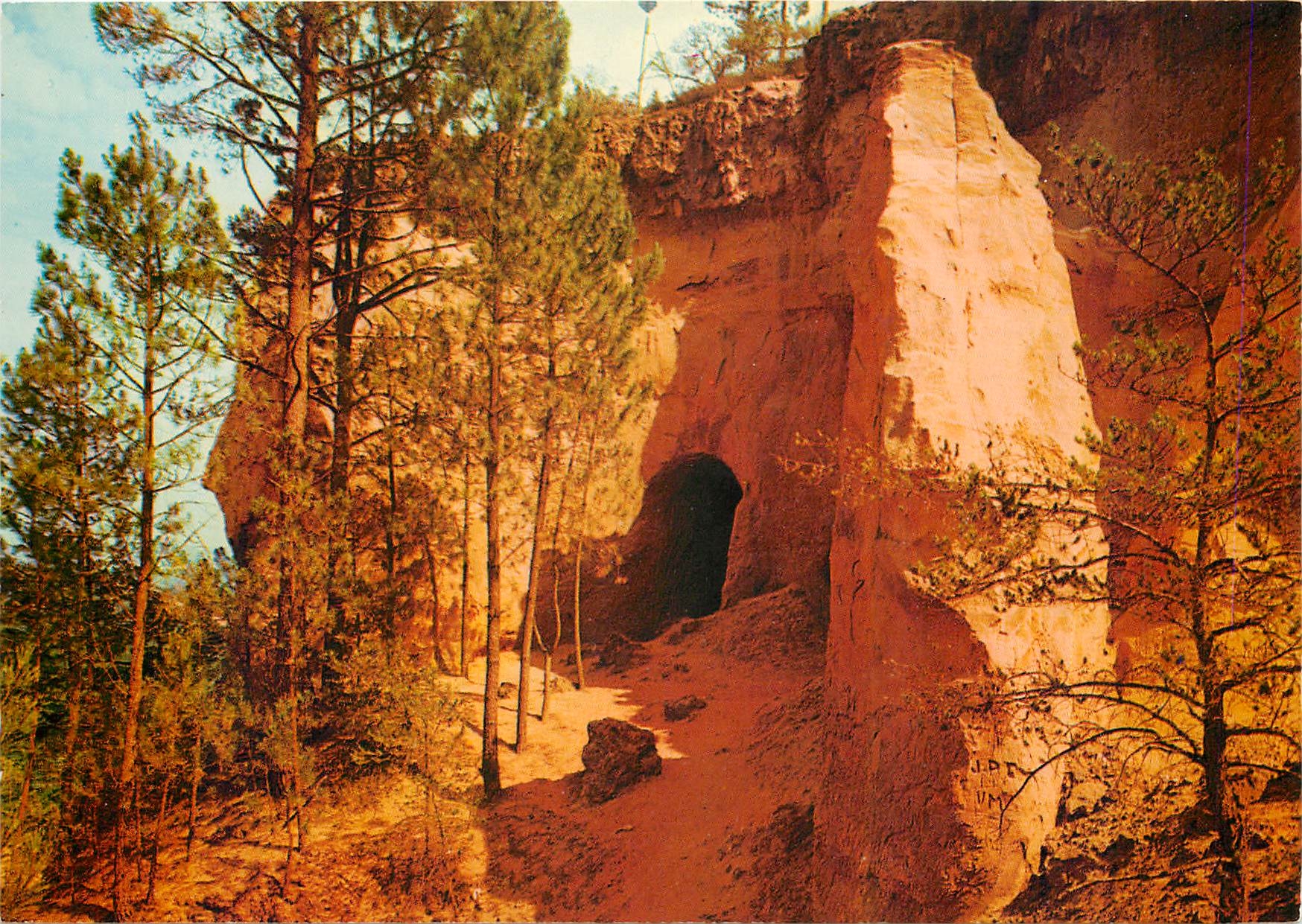 CPM Roussillon l'entree des galeries des anciennes carrieres d'ocre