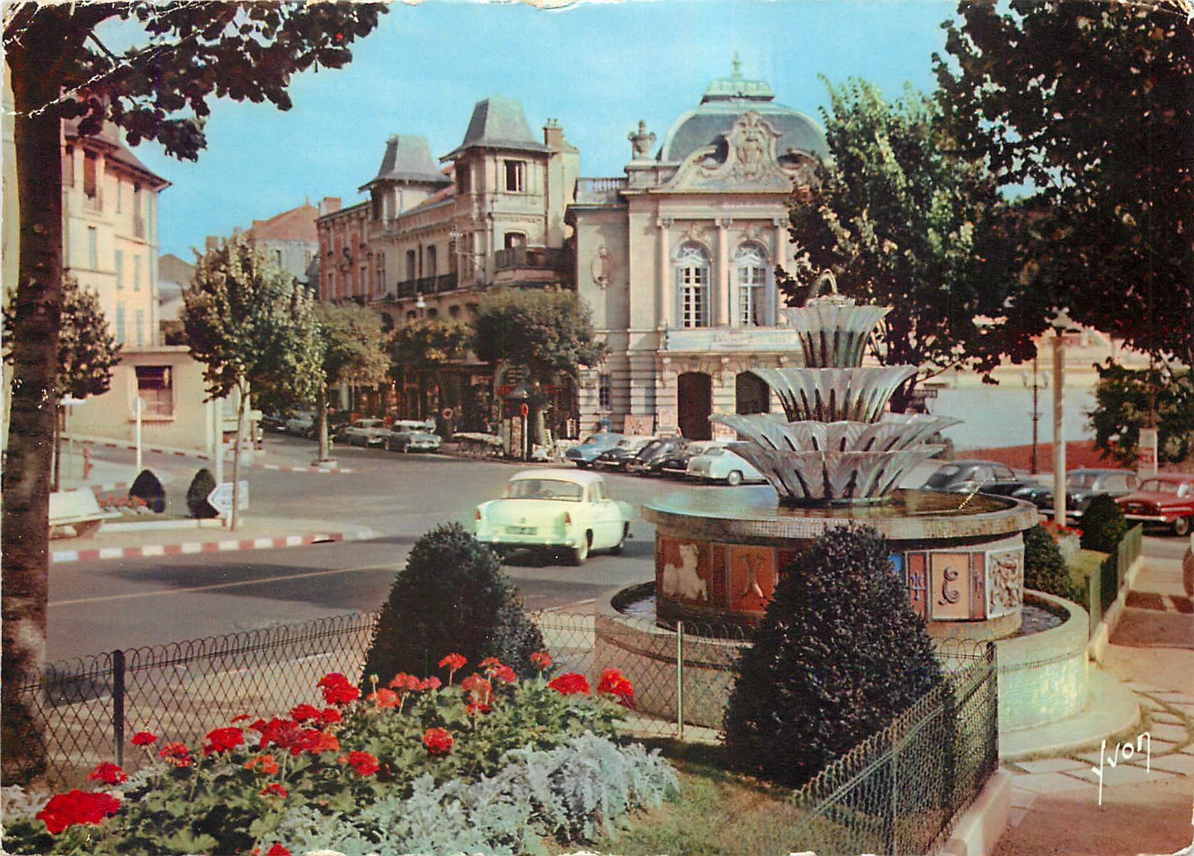 CPM Couleurs et Lumiere de France Chatelguyon (Puy de Dome) Place Brosson et le Casino