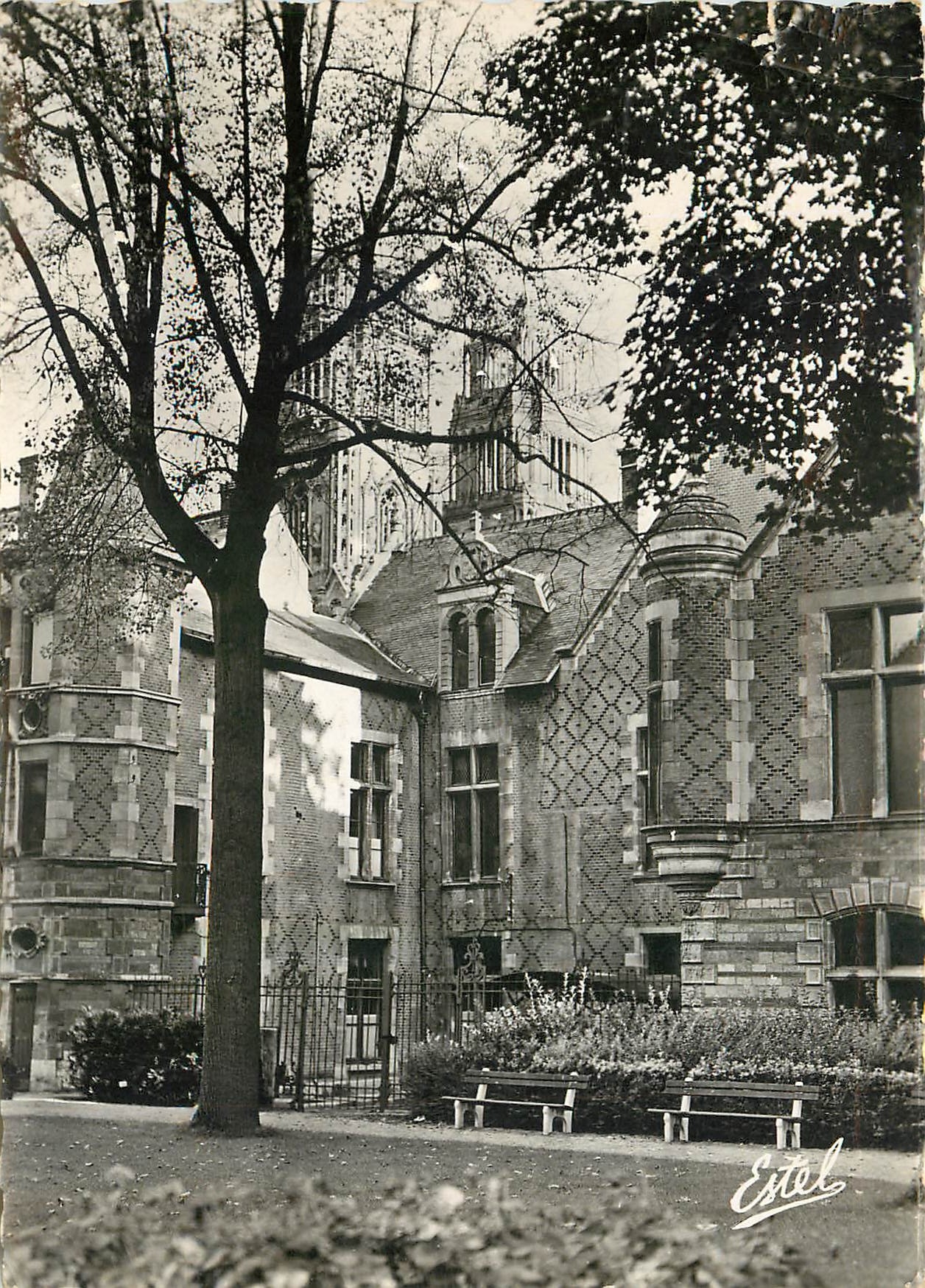 CPM  Orleans Jardins de l'Hotel de Ville et Tours de la Cathedrsale