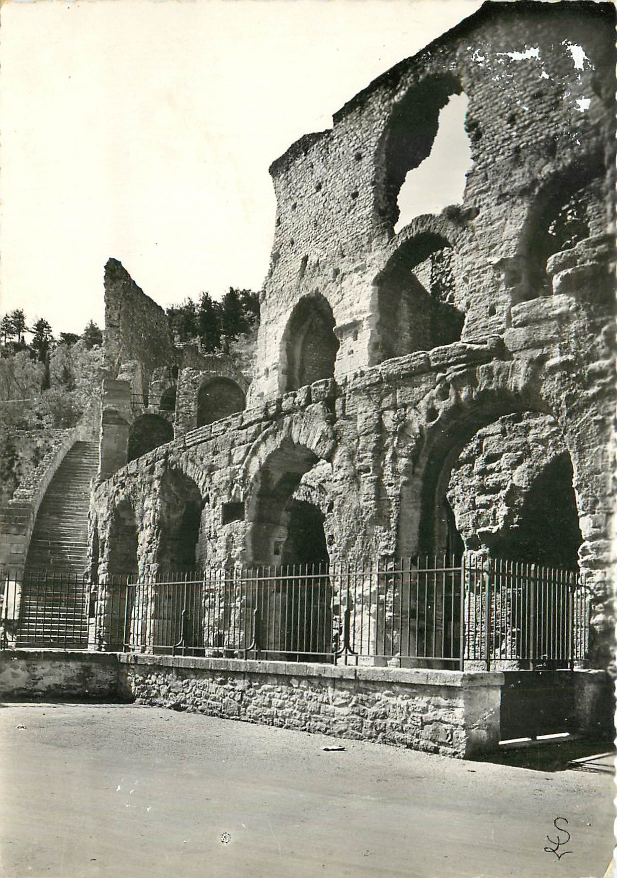 CPM Orange (Vaucluse) Le Theatre Antique (Partie est)