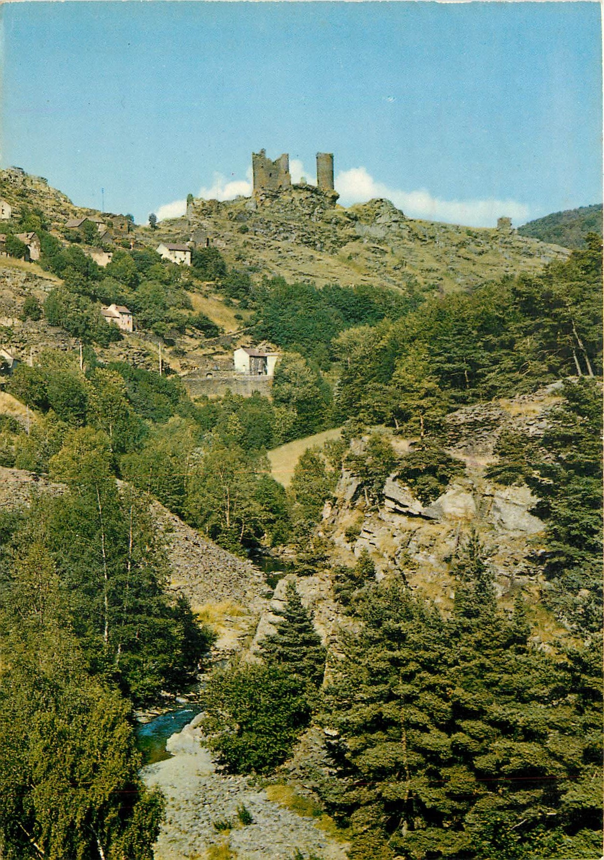 CPM En Parcourant la Lozere sur la route de Mende a Villefort Le Chateau du Tournel