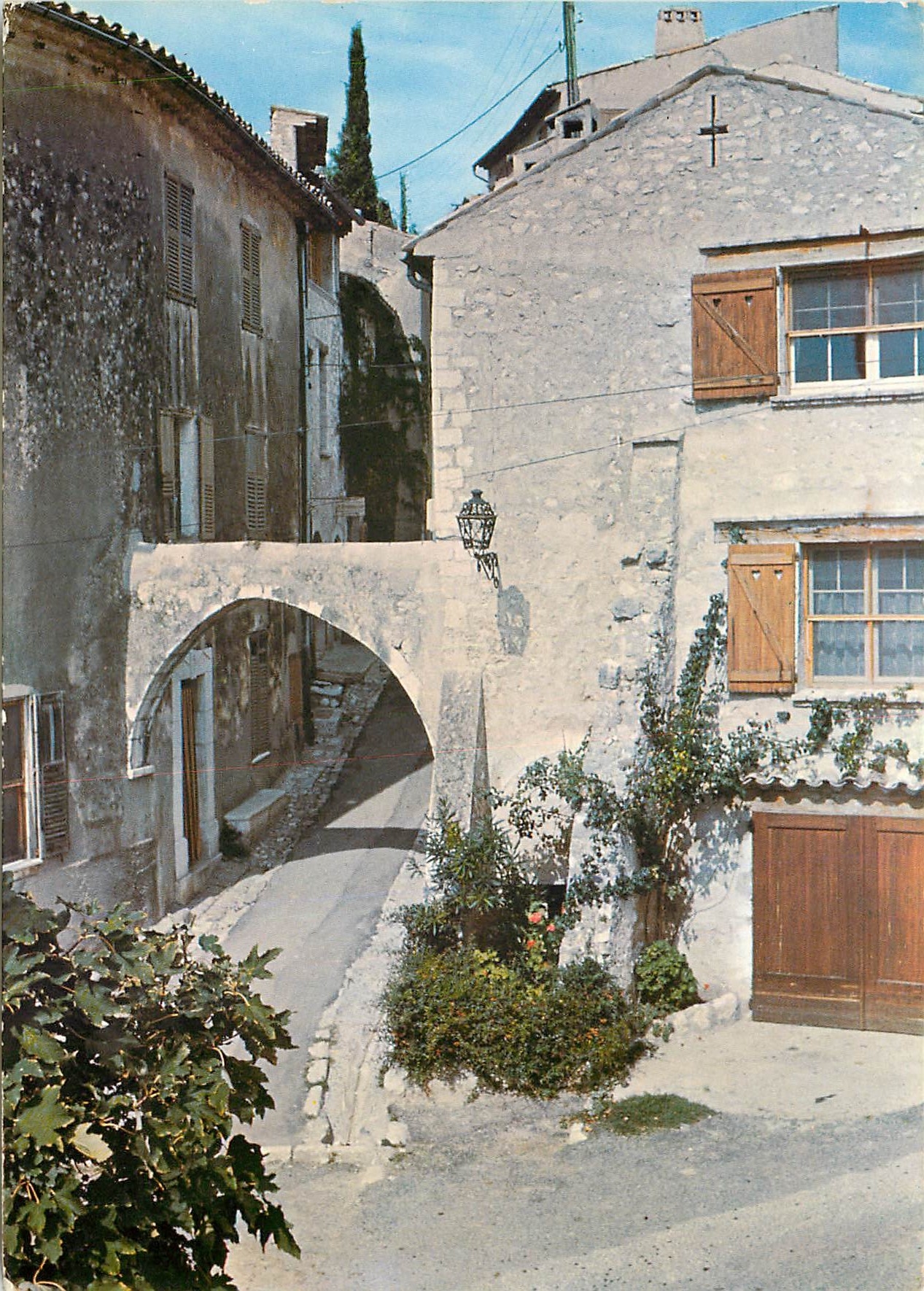 CPM Cote d'Azur Saint Paul Vieille Rue donnant acces au Village