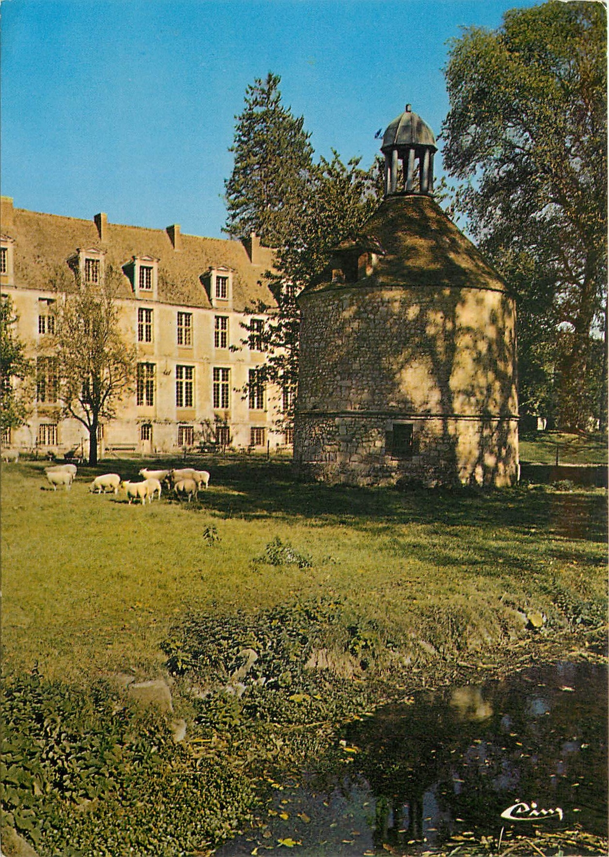 CPM Abbaye de Mortmer en foret de Lyons (Eure) Abbatiale (XVIIIe) et Pigeonnier du XVe