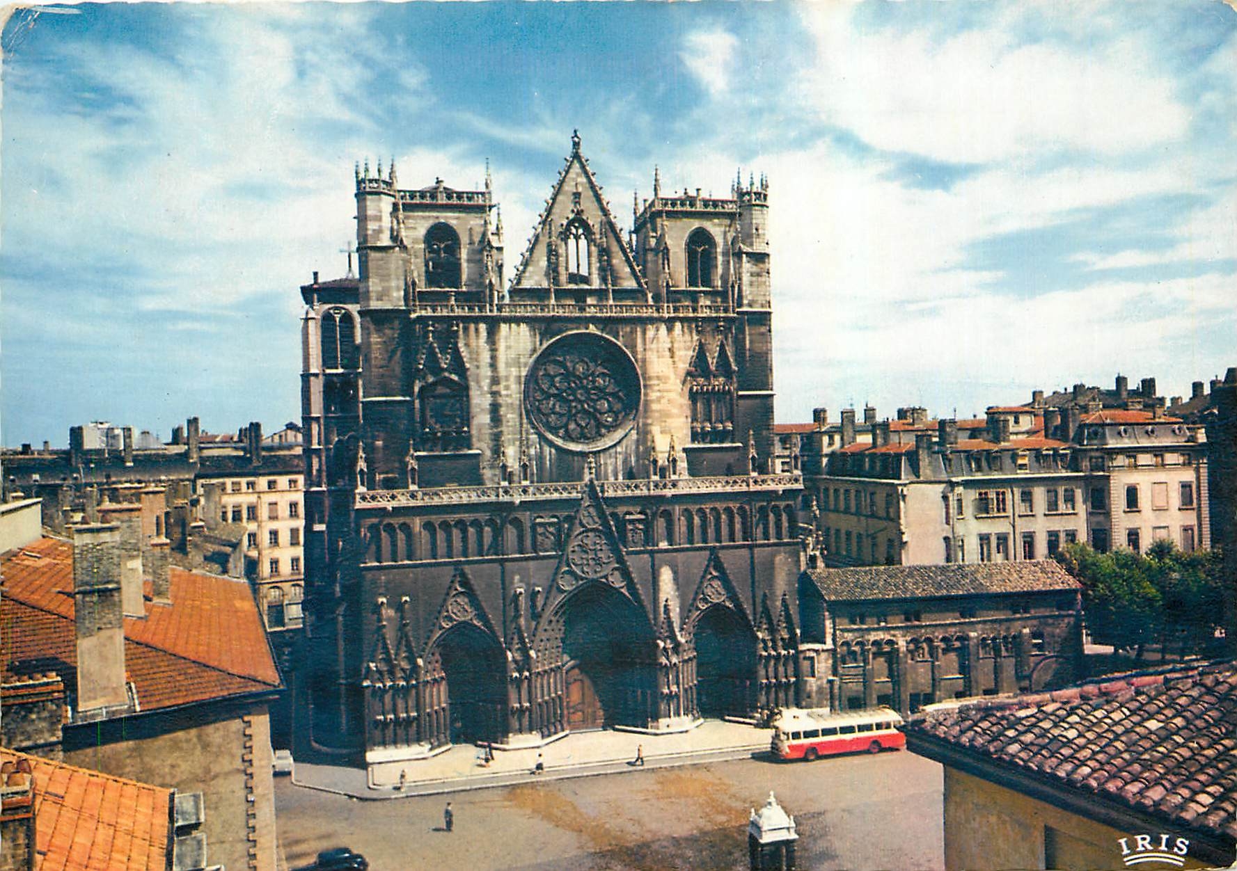 CPM Lyon Cathedrale Saint Jean (XIIe) a droite la Manecanterie