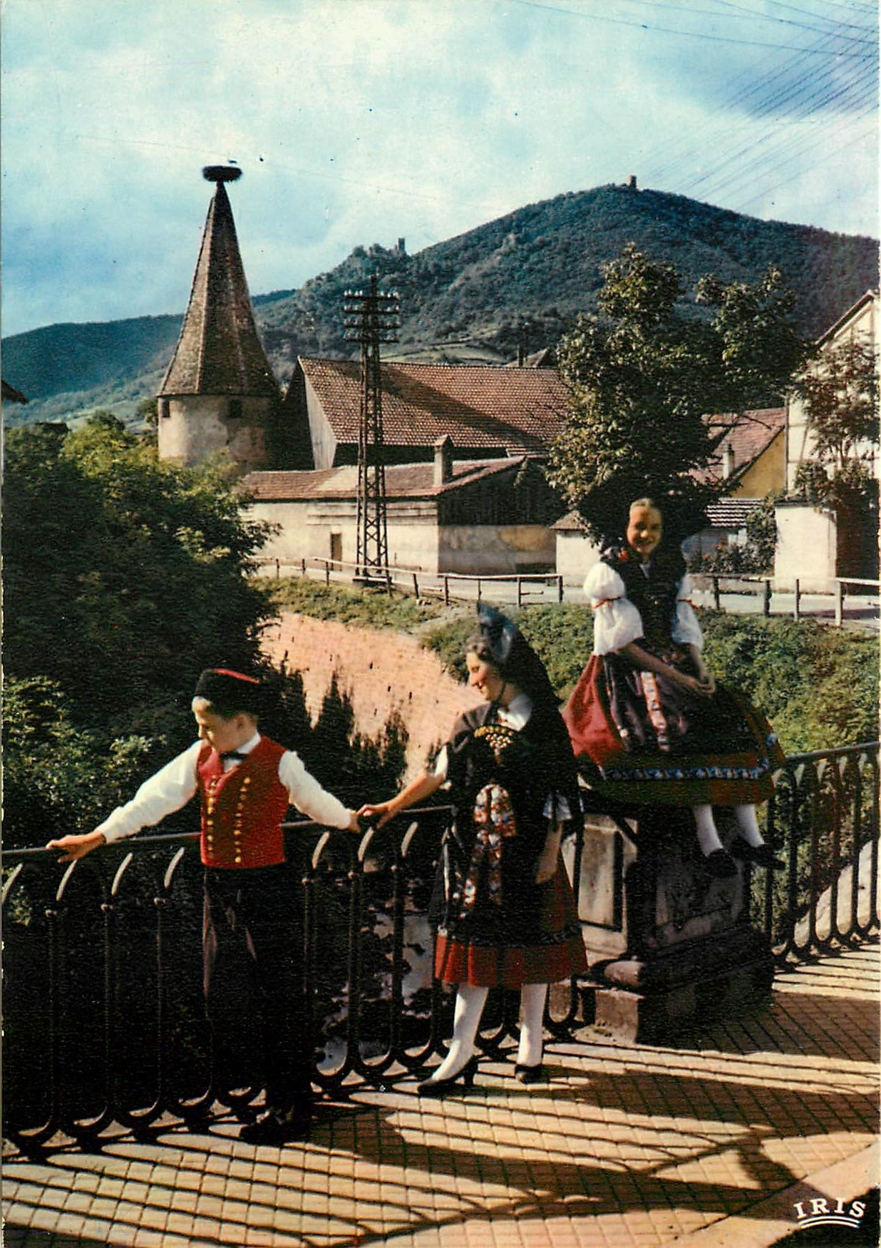 CPM L'Alsace Pittoresque Ribeauville (Haut Rhin) vue sur les 3 chateaux Folklore