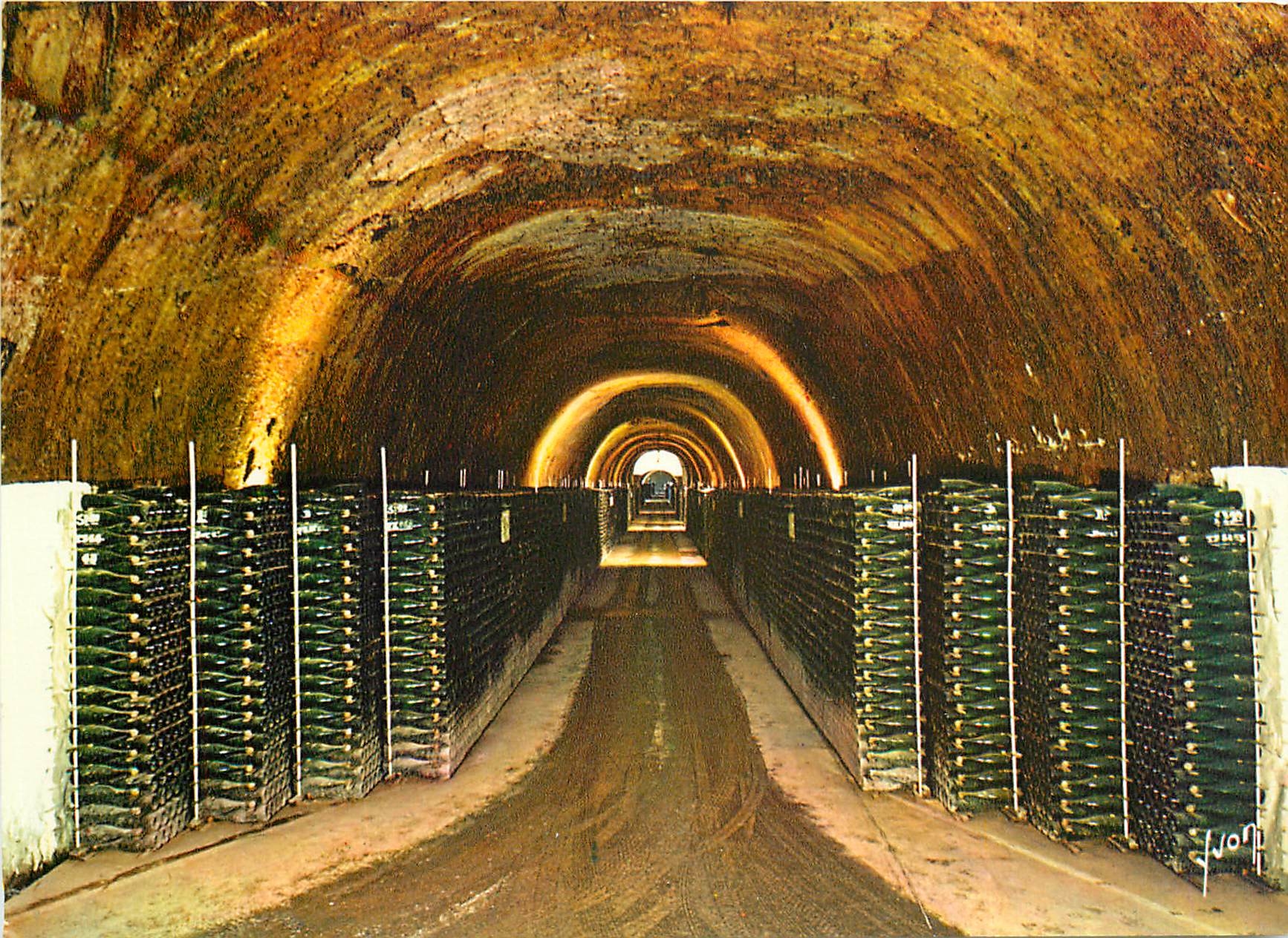 CPM En Champagne Une galerie de 500000 bouteilles dans les Caves Chapagne Mercier Eperrnay