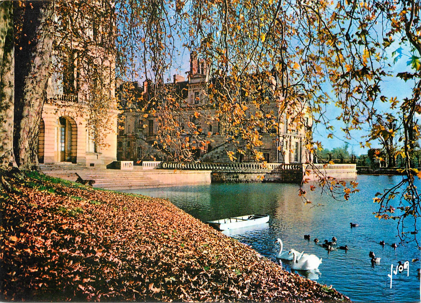 CPM Couleurs et Lumiere de la France Chateau de Fontainebleau (Saine et Marne) L'Etang des Carpes et