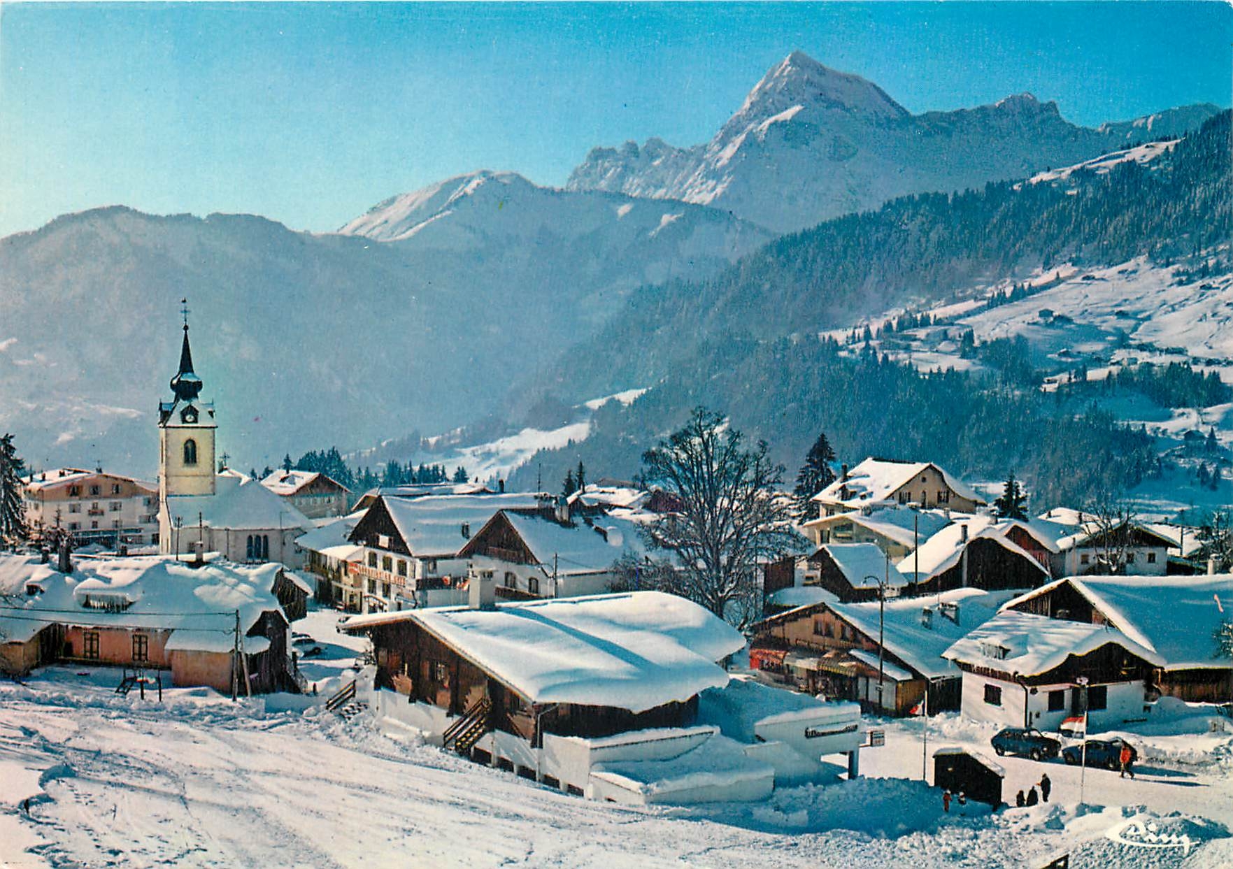 CPM Notre Dame de Bellecombe (Savoie) alt 1134 m Au coeur de la station au fond le mont charvin (alt