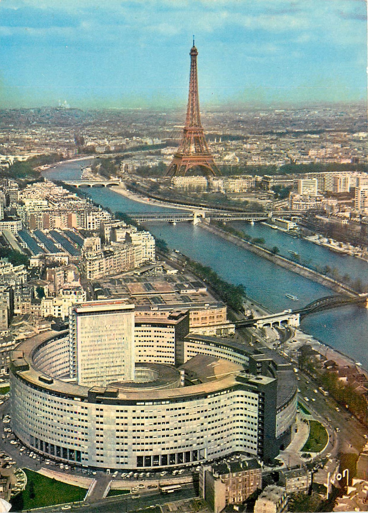 CPM Couleurs et Lumiere de la France En survolant Paris La Maison de la Radio (Arch Henri Bernard)