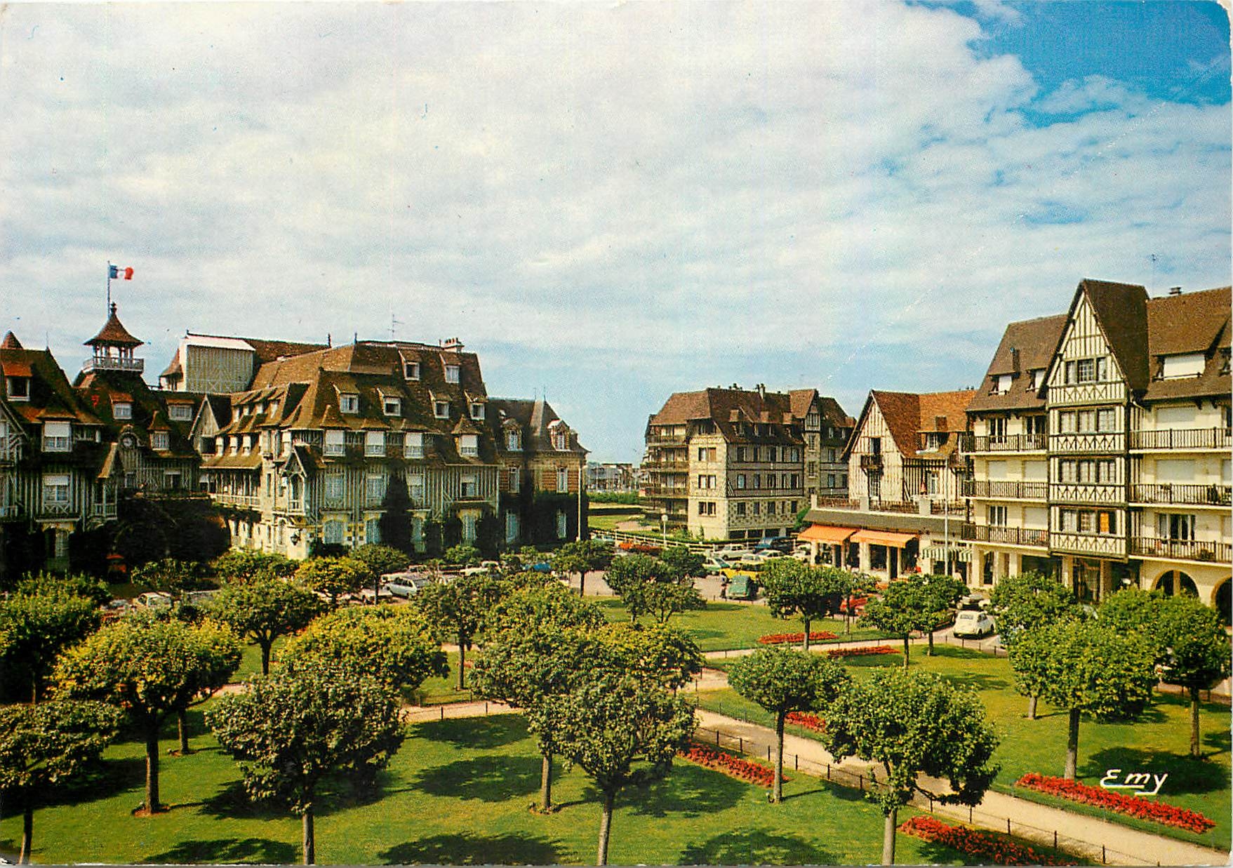 CPM Deauville (Calvados) La Place Francois Andre L'Hotel Normandie et les nouveaux immeubles