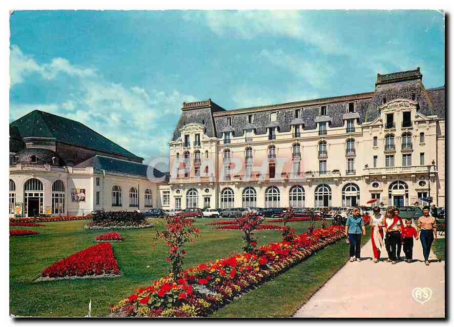 CPM Cabourg (Calvados) Le grand hotel et les jardins