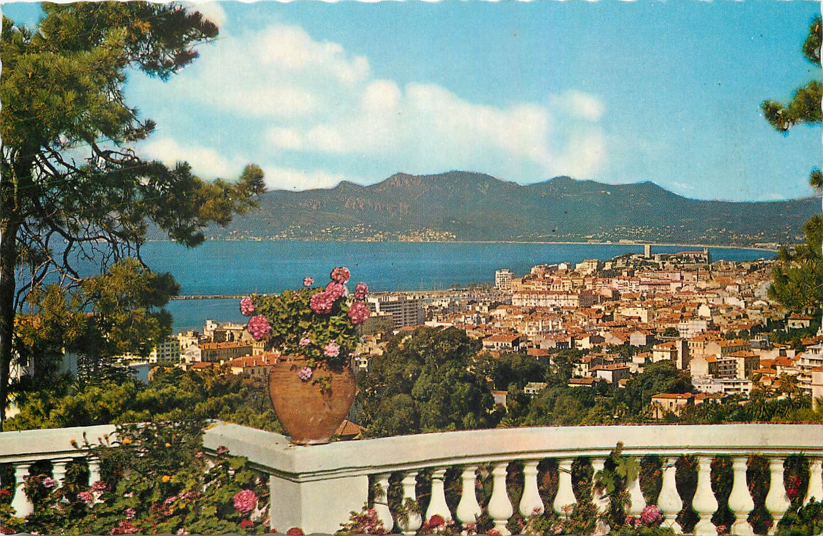 CPM  Cote d'Azur Cannes vue generale prise de la colline