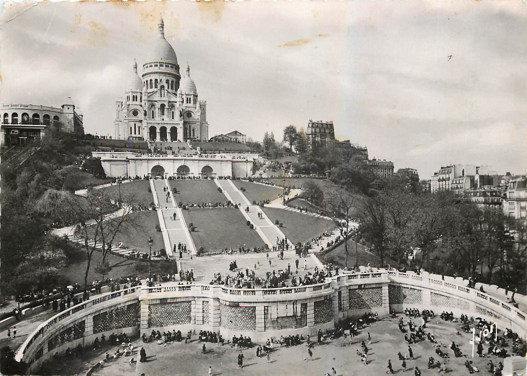 CPM Paris le Sacre Coeur de Montmartre et l'escalier monumental