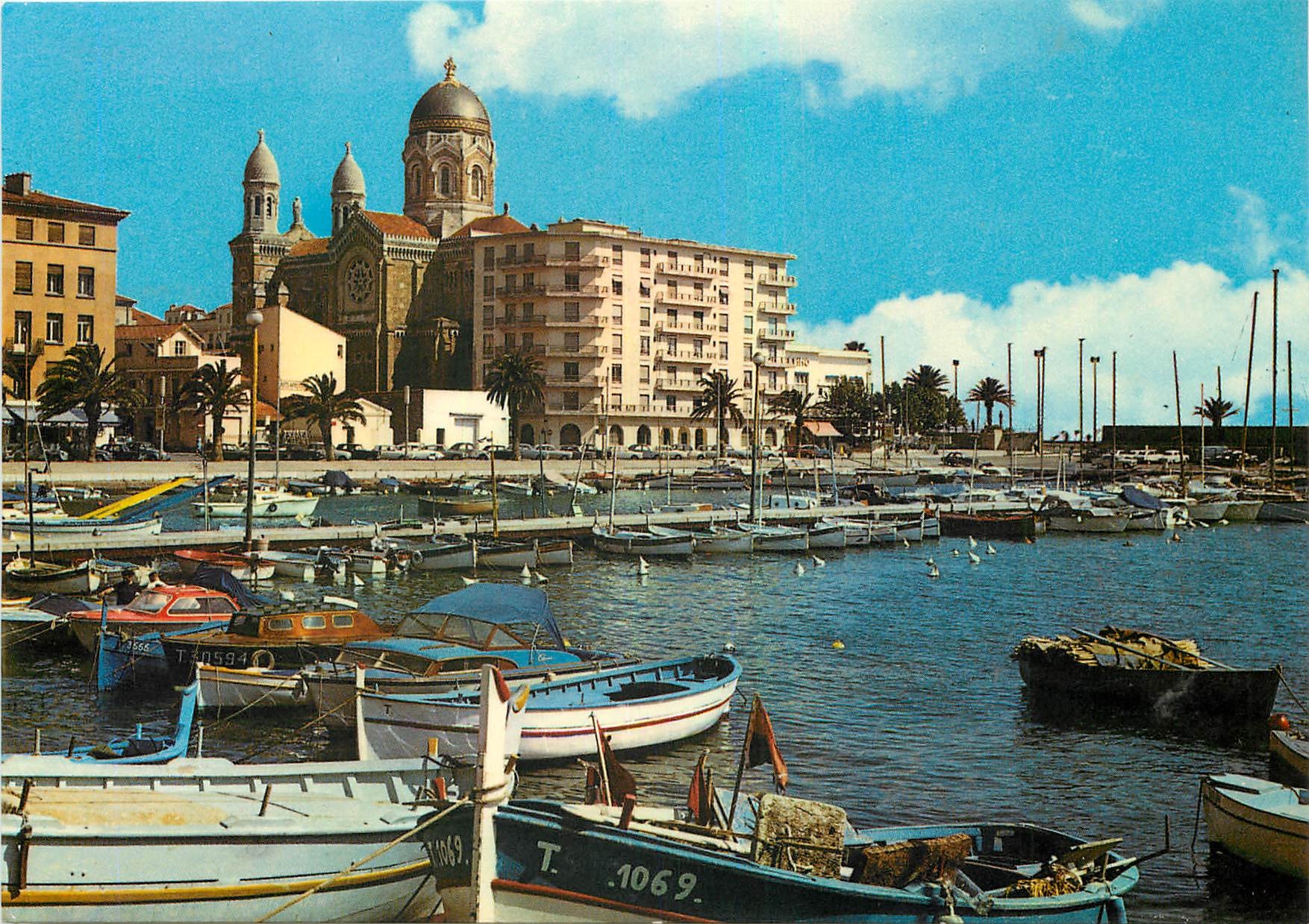 CPM Saint Raphael Un coin du Port et la cathedrale Bateaux de peche