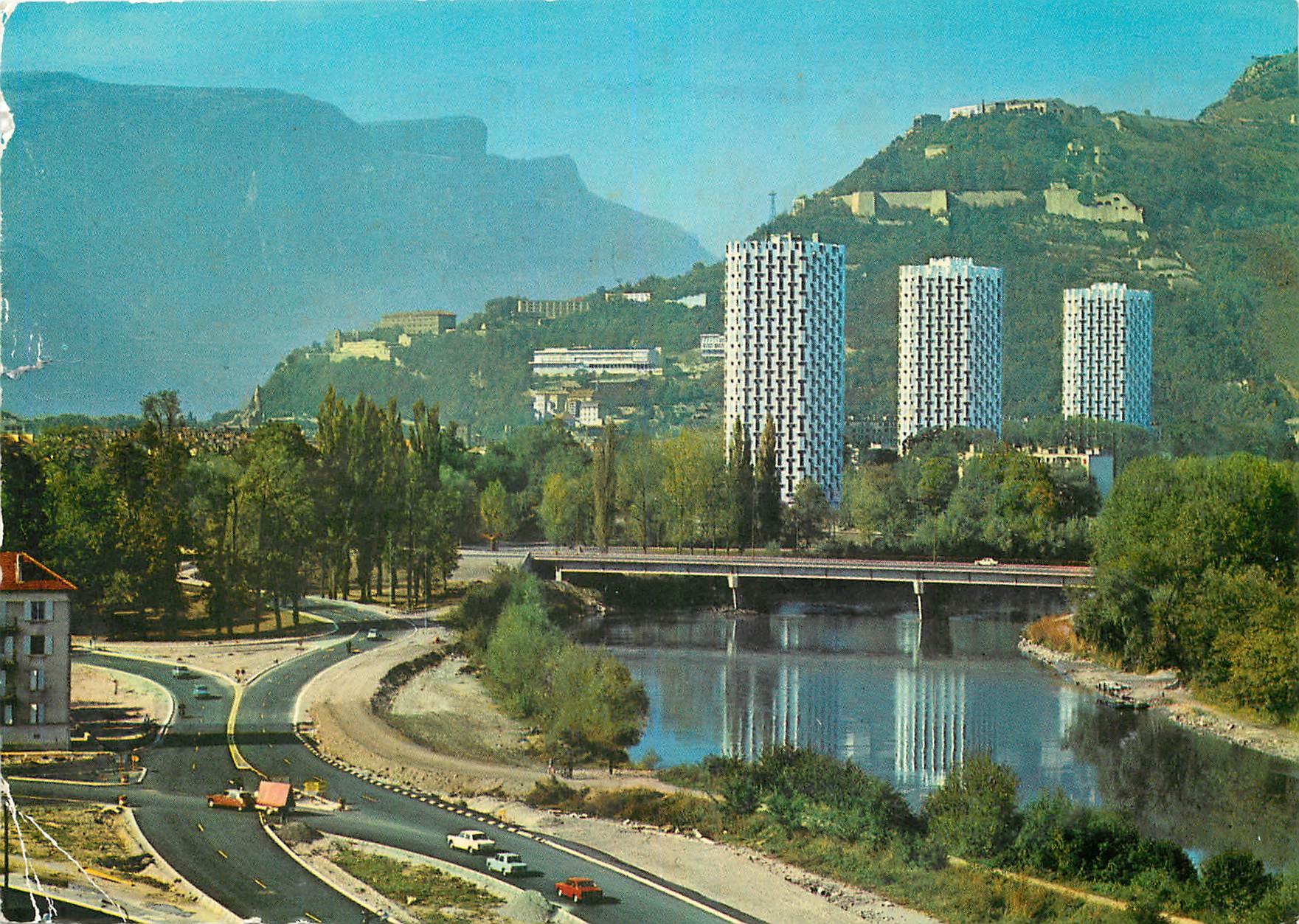 CPM Arrivee a Grenoble par la route de Chamrousese l'Isere et les Tours (28 etages) Anger Pivo et Ju