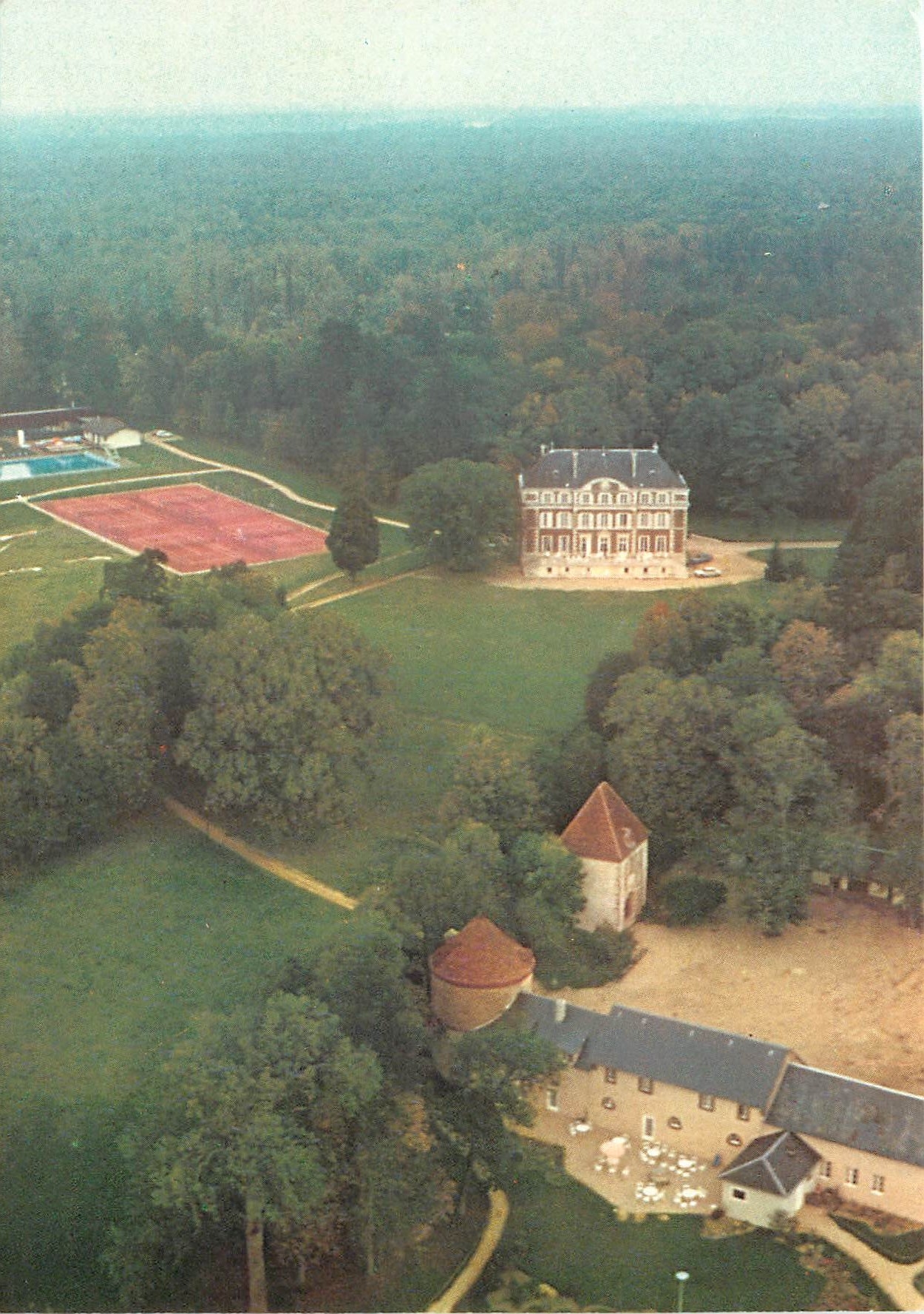 CPM Au dessus du Domaine de Clairis Tennis