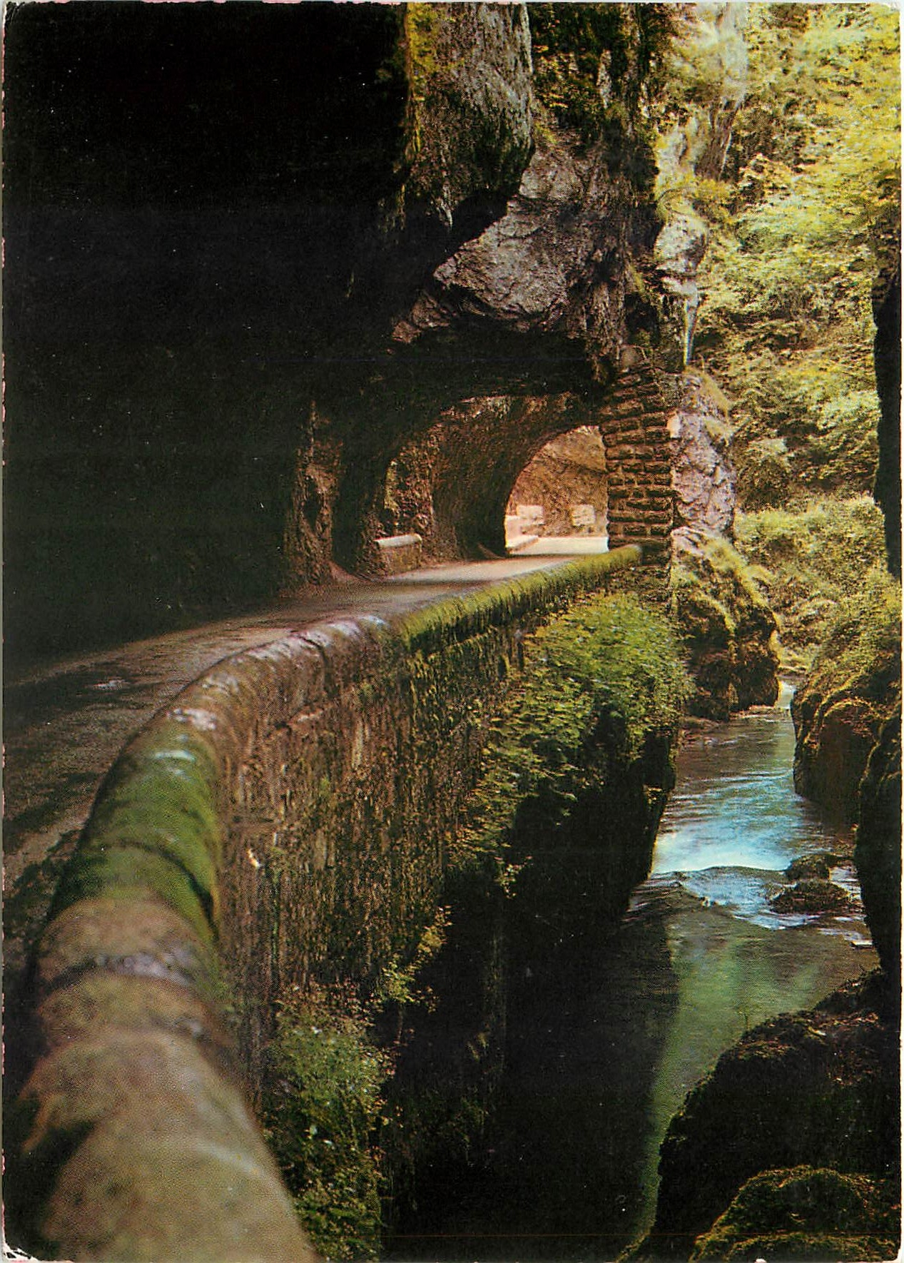 CPM Les Alpes touristiques le Vercors La Route a l'Interieur des Grands Goulets et la Vernaison