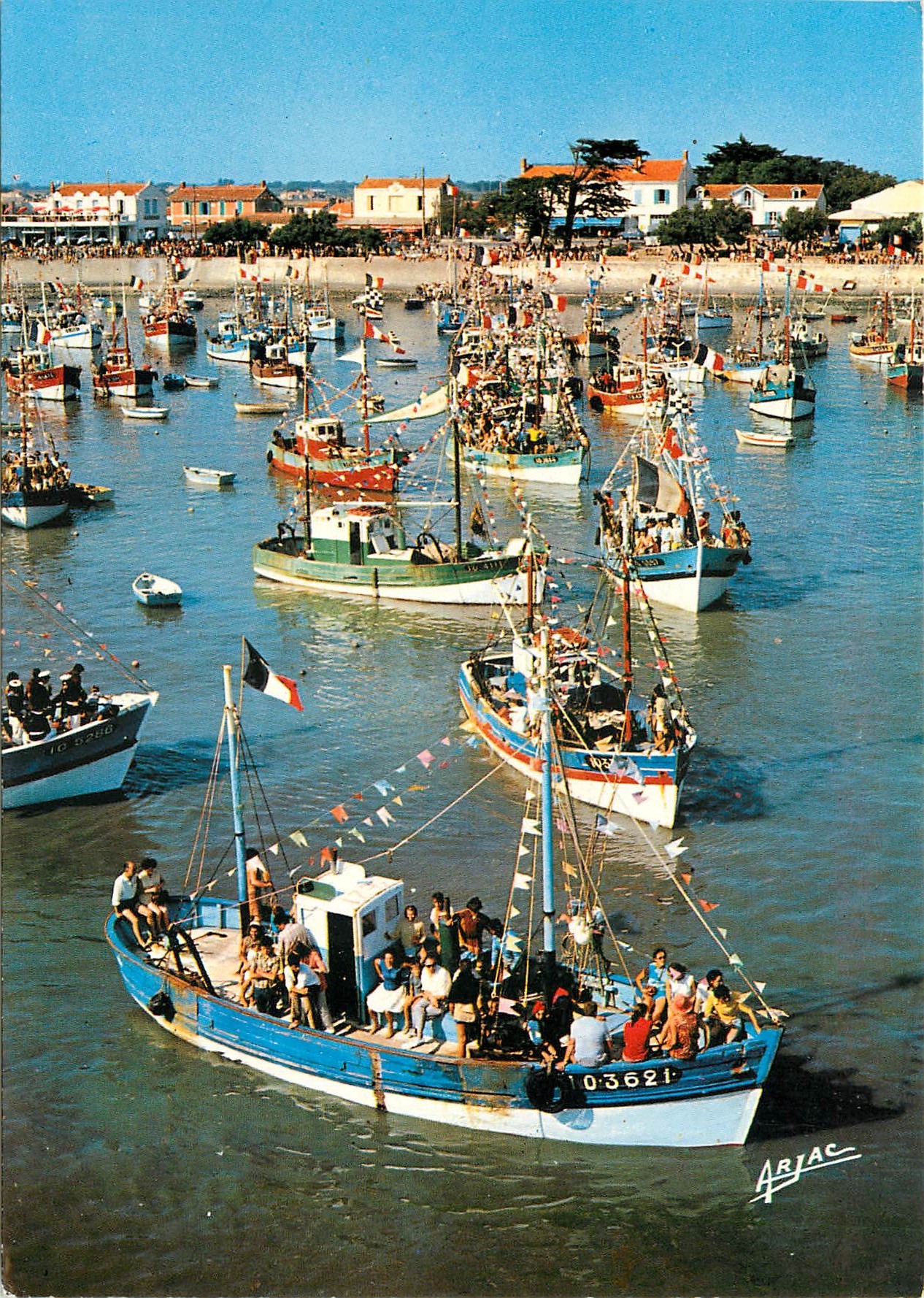 CPM Sur la Cote de lumiere dans l'Ile d'OLeRon fete de la Mer a la Cotiniere Bateaux de peche