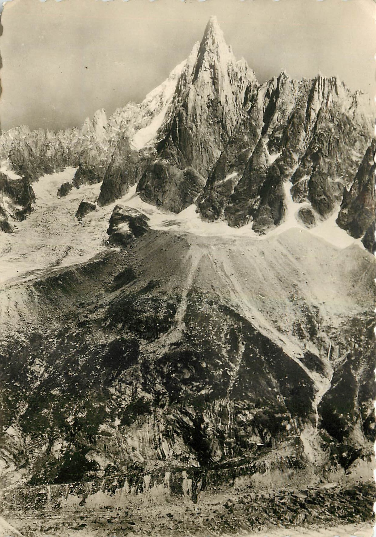 CPM Chamonix Mont Blanc L'Aigulle du Dru et la Mer