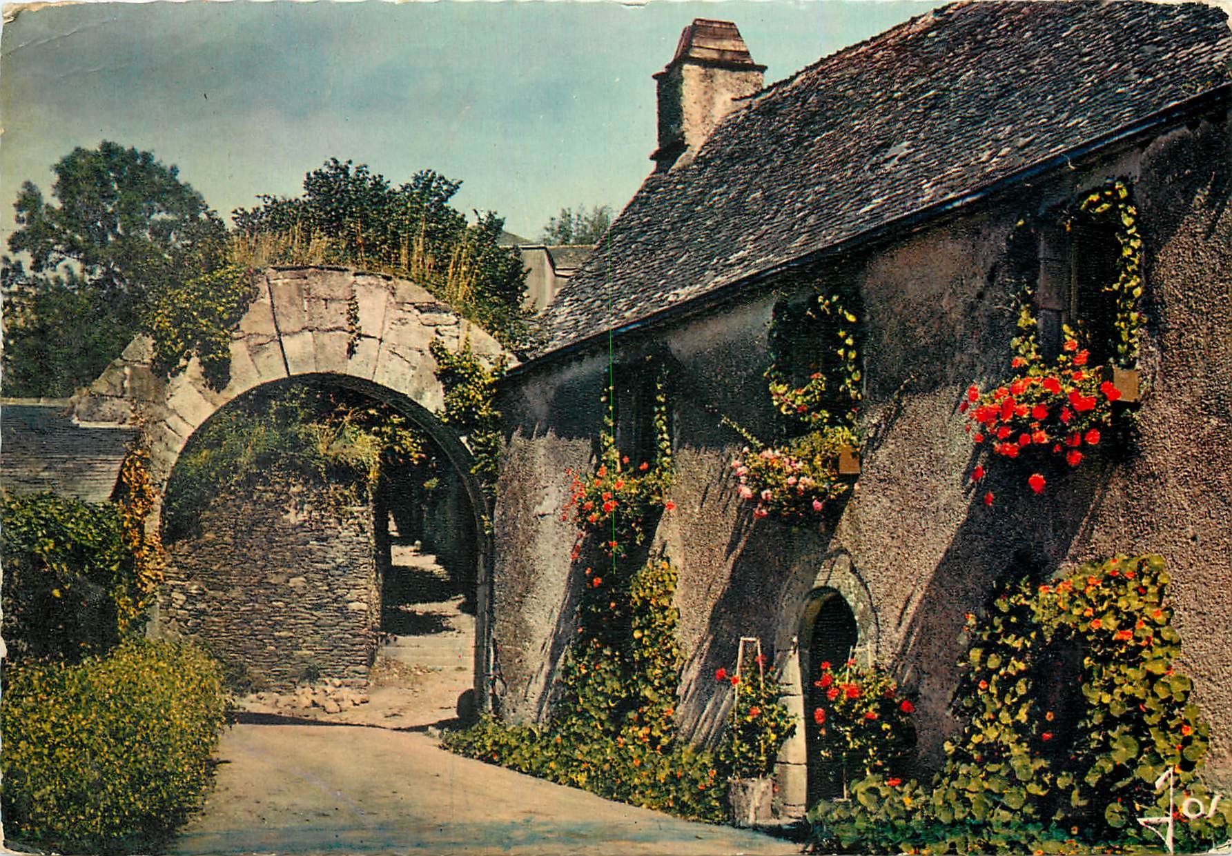 CPM Bretagne en couelurs Rochefort en terre (Morbihan) Maisons Fleuries a l'une des entrees de la vi