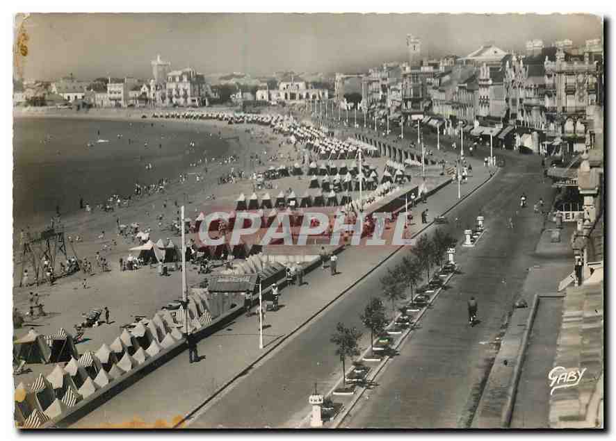 CPM Les Sables d'Olonne (Vendee) Le Remblai et la Plage