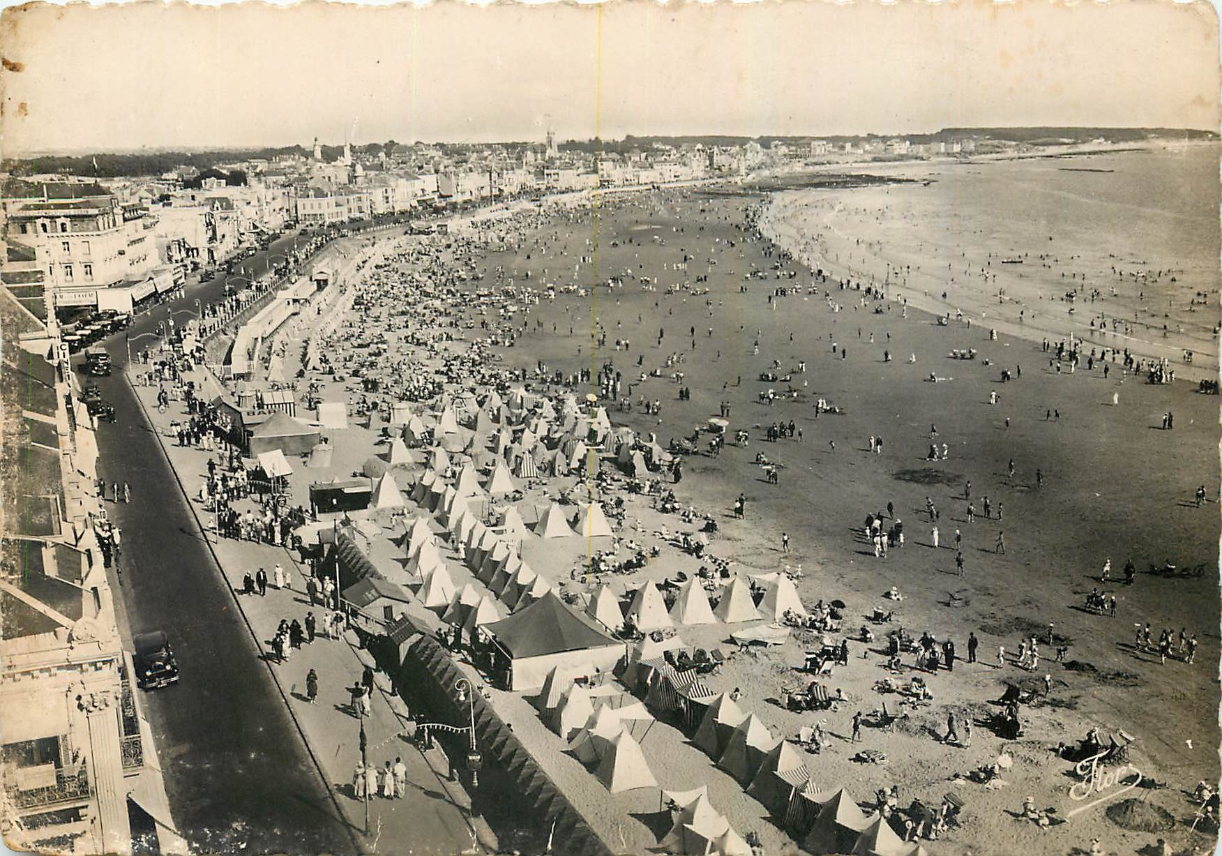 CPM Les Sables d'Olonne (Vendee) Vue panoramique de la plage et du Remblai