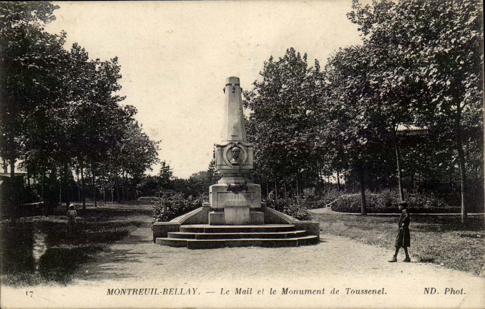 Montreuil-Bellay - CDA - Le Mail et le Monument de Toussenel