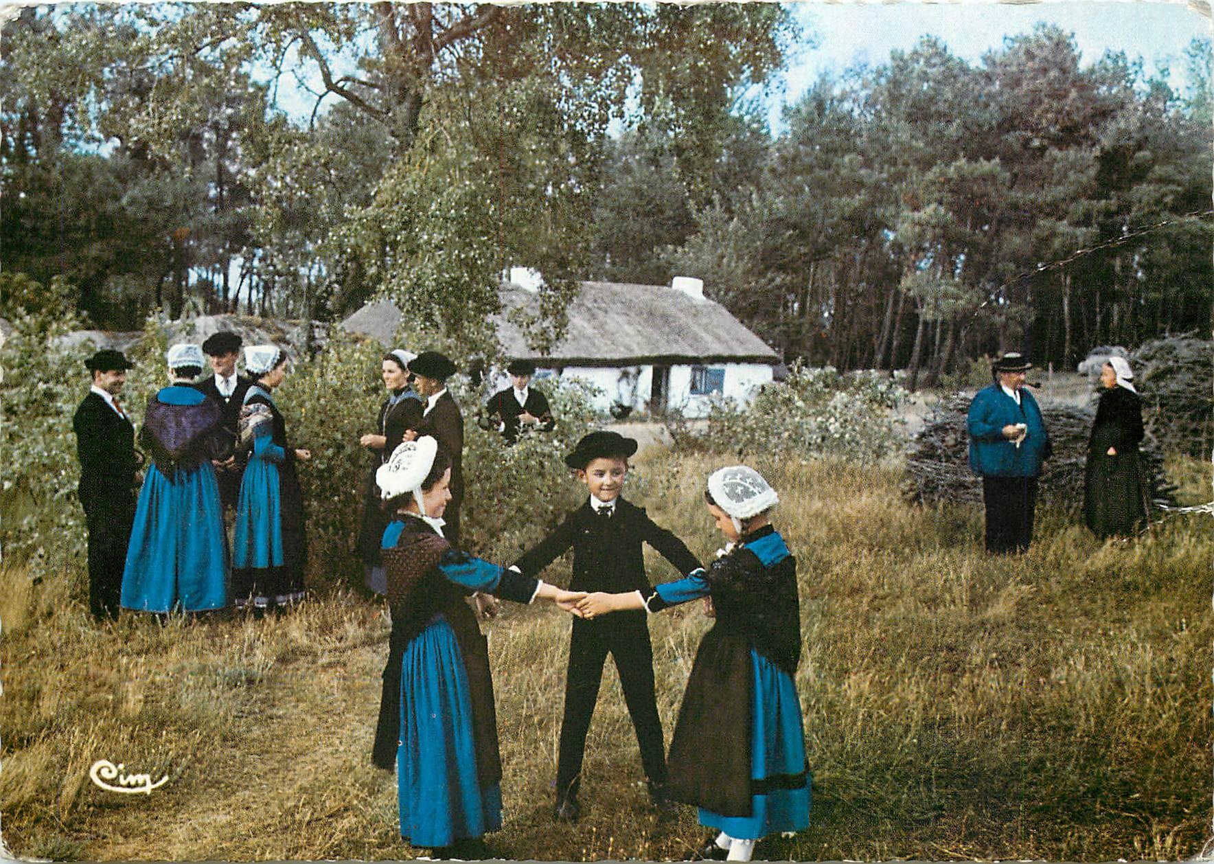 CPM Folklore Vendeen le Bouquet d'Ajoncs Bois de Cene (Vendee) Enfants