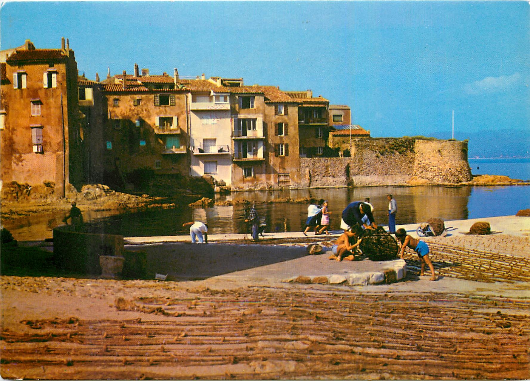 CPM Saint Tropez (Var) La Pouncho protegee par sa tour vestiges des anciens remparts Enfants