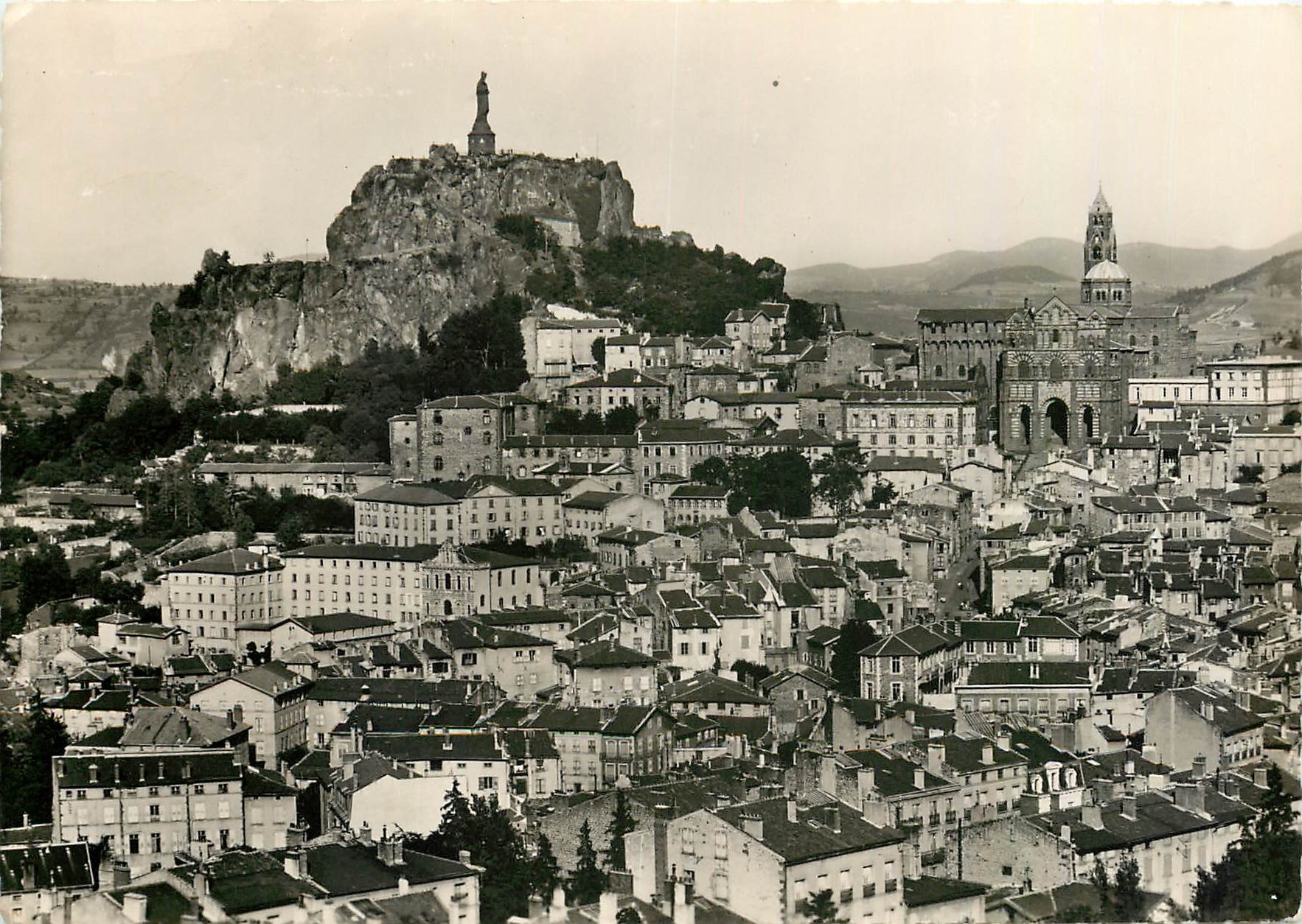 CPM Le Puy en Velay (Haute Loire) Vue d'ensamble sur le quartier de la cathedrale et le Rocher Corne