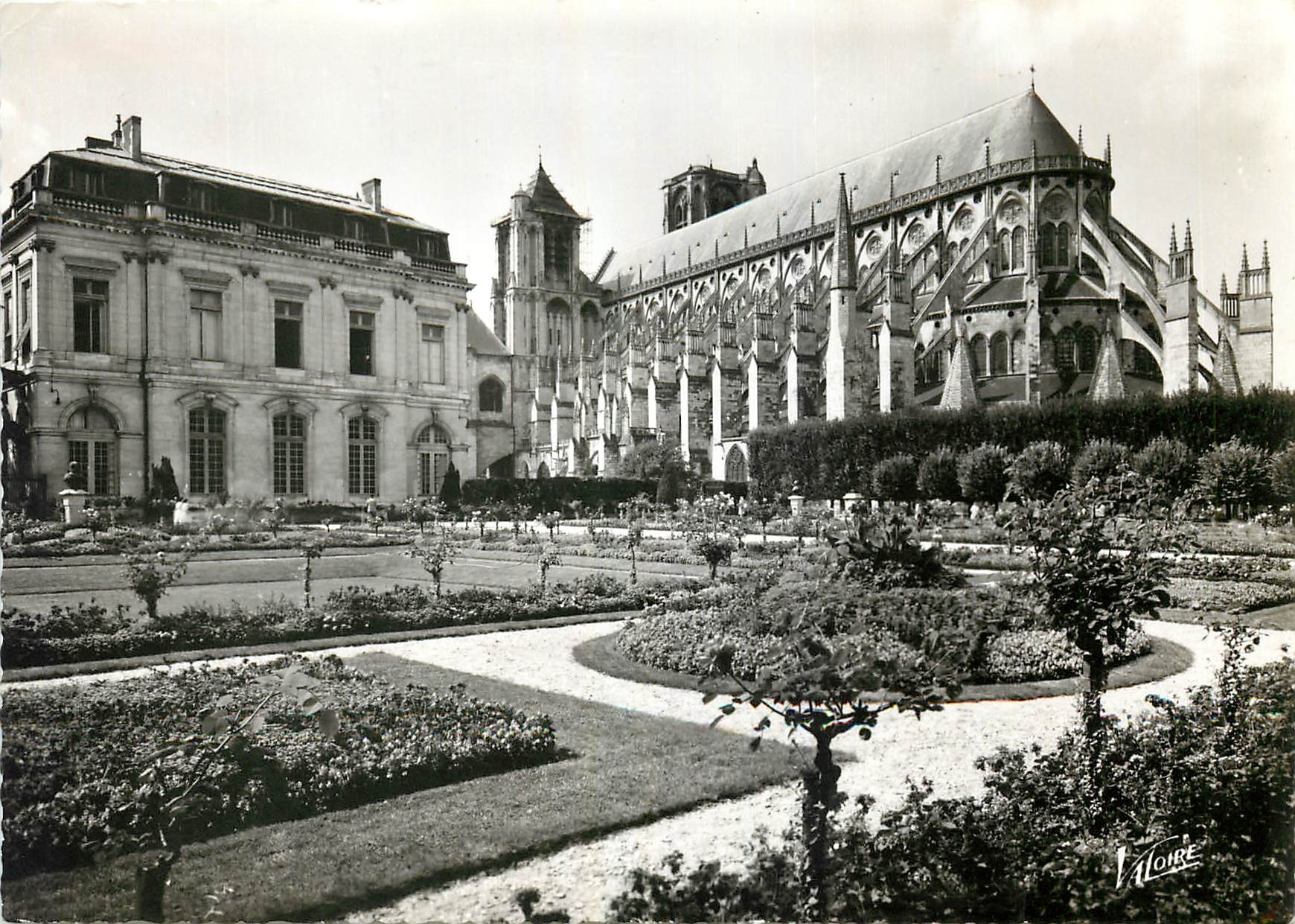 CPM Les Merveilles du Berry Cher Hotel de Ville et la Cathedrale