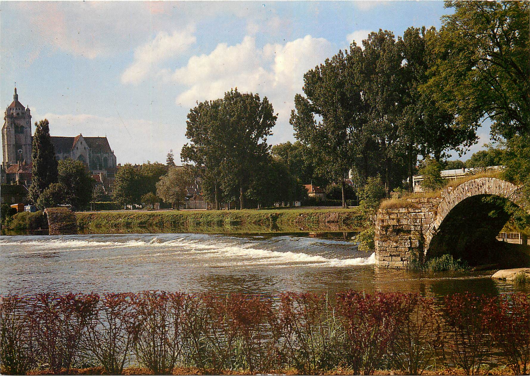 CPM La Franche Comte Pittoresque Dole (Jura) Barrage sur le Doubs Vestiges d'un pont du Moyen age