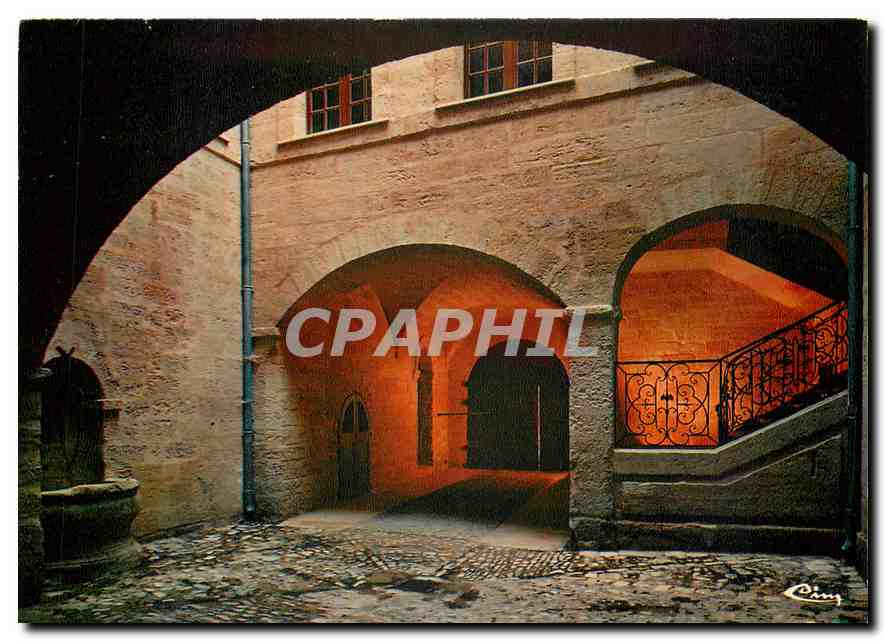 CPM Uzes (Gard) Hotel de la Rochette du XVIIIe s La Cour interieur