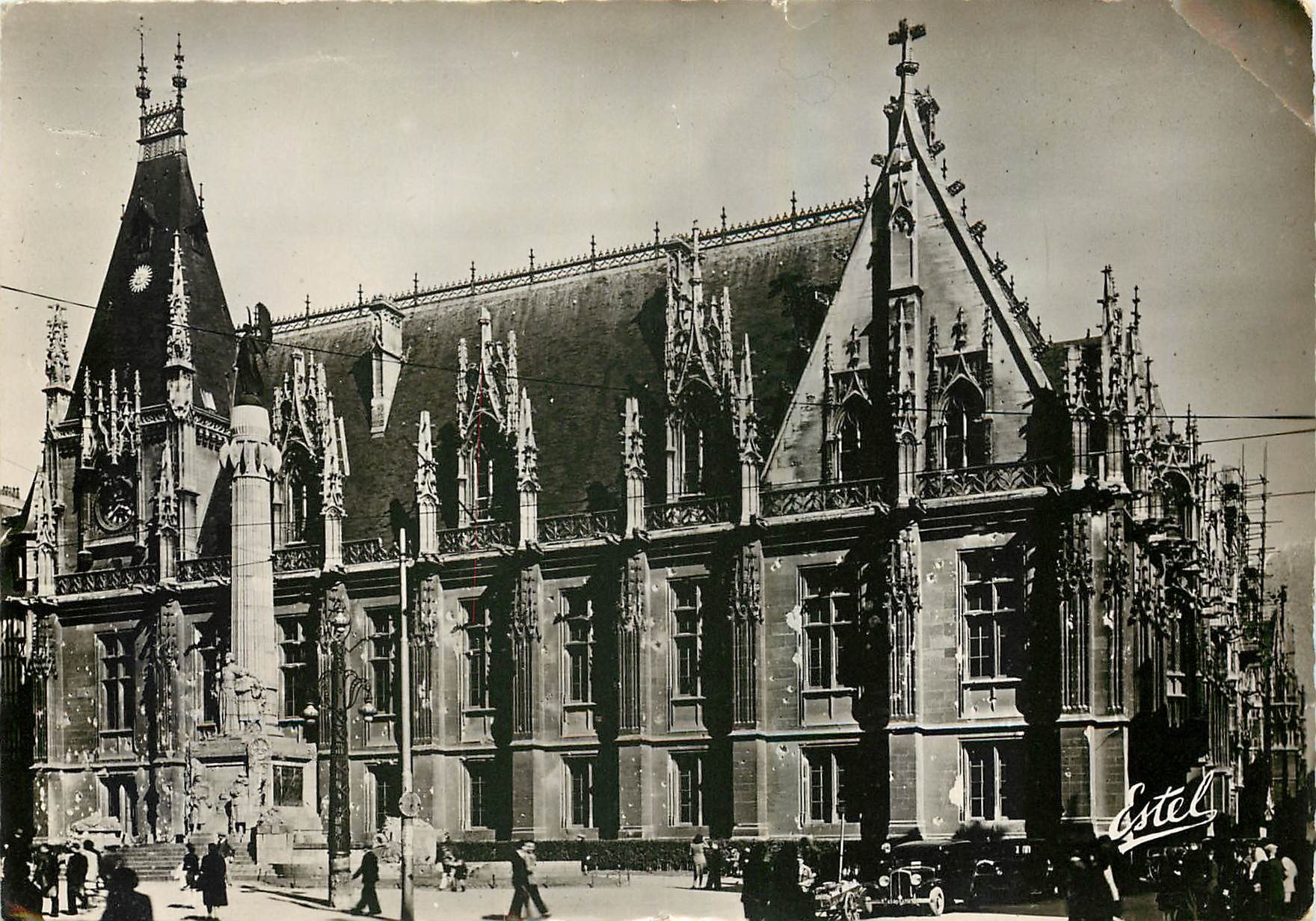 CPM  Rouen Palais de Justice et Monument aux Morts