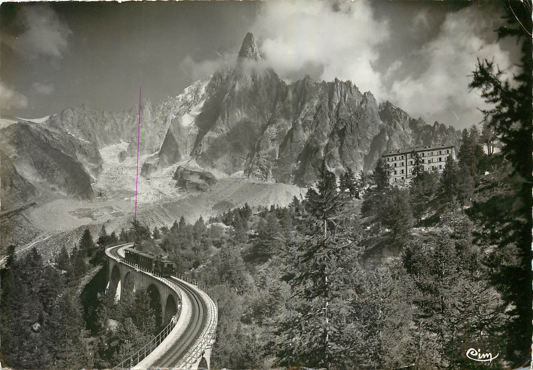 CPM Chamonix (Hte Savoie) La Mer de Glace (Alt 1913 m) le Viaduc l'Hotel du Montenvers et le Dru (al