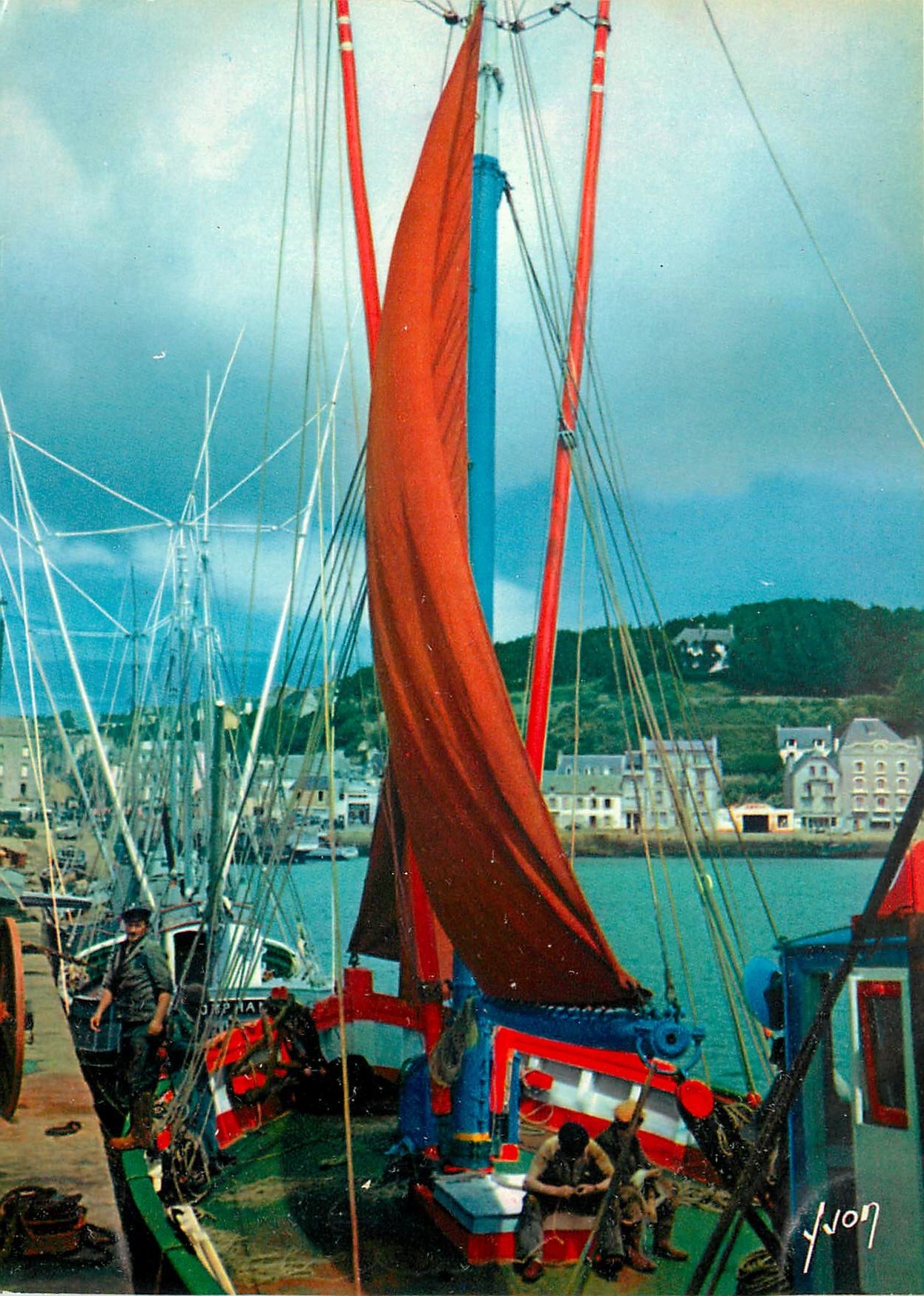 CPM Couleurs et Lumiere de France La Bretagne Audierne (Finistere) Le Port de peche Bateaux de peche