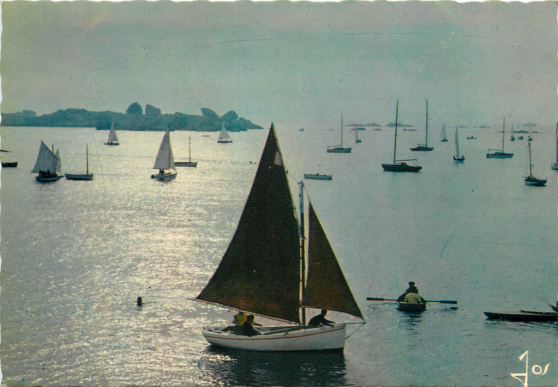 CPM La Bretagne en Couleurs Soir de Regates sur la Cote de Granit Rose Tregastel Bateaux