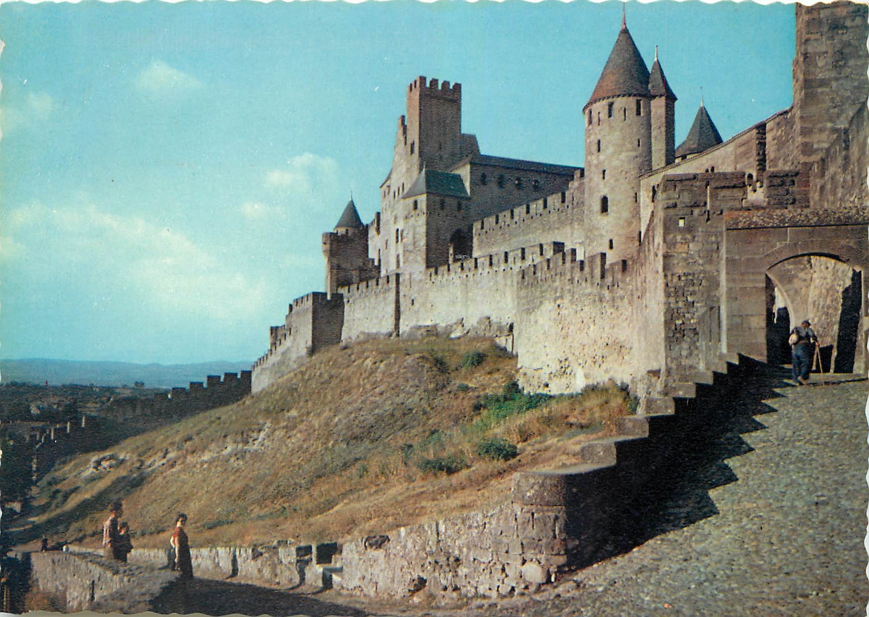 CPM La Cite de Carcassonne (Aude) La Porte d'Aude le Chateau Comtal la tour de l'Eveque (XIIIes)