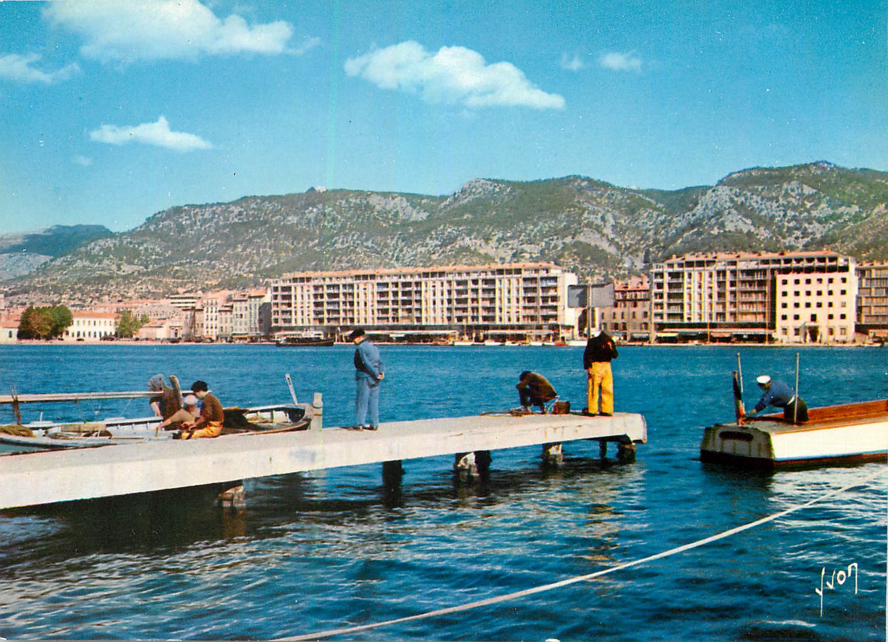 CPM Couleurs et Lumliere de France Toulon (Var) La Vieille Darse et les Collines du Faron
